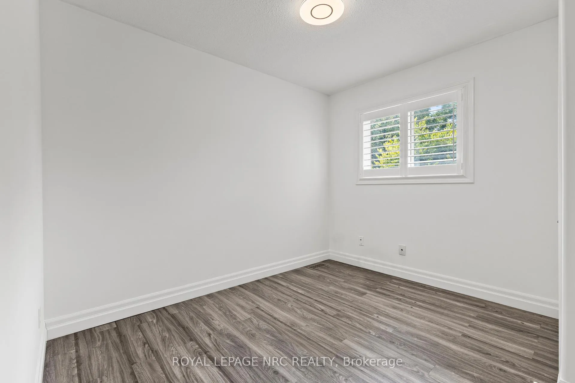 Photo 15 of 33 Broadway Avenue, St. Catharines, Port Weller — HOMEH