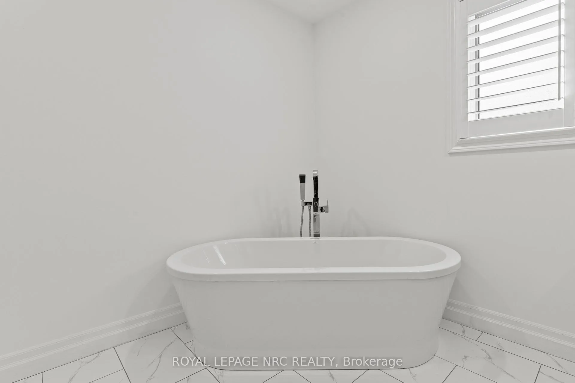 Photo 18 of 33 Broadway Avenue, St. Catharines, Port Weller — HOMEH