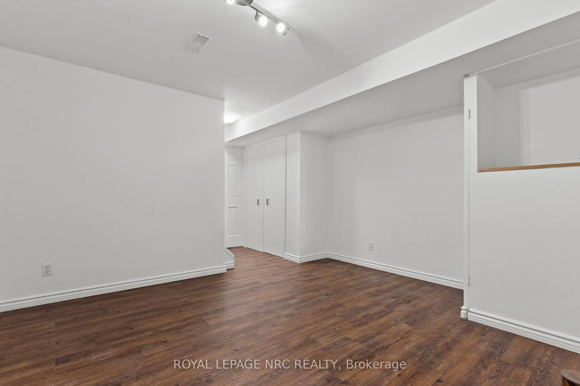 Photo 20 of 33 Broadway Avenue, St. Catharines, Port Weller — HOMEH