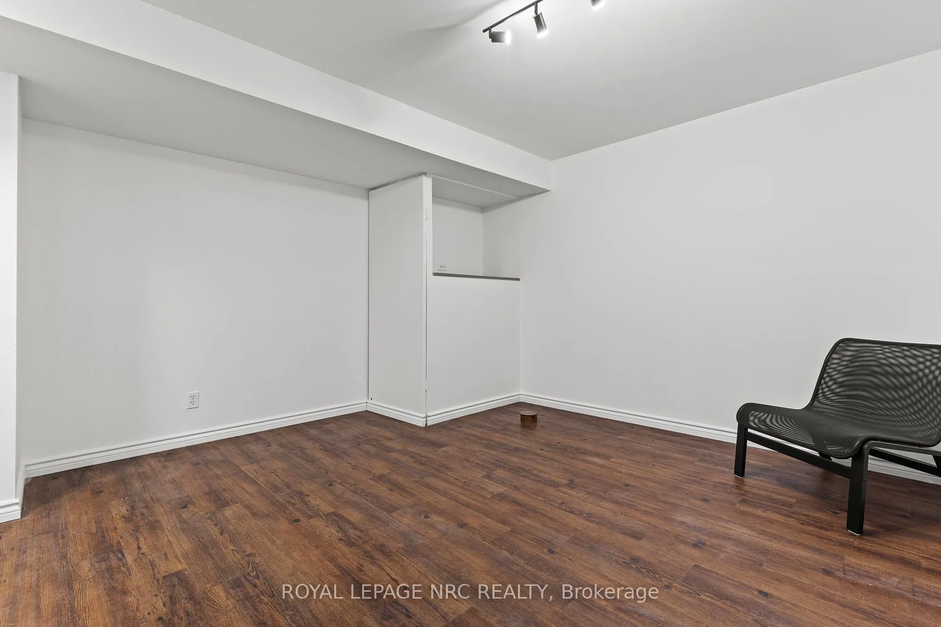 Photo 21 of 33 Broadway Avenue, St. Catharines, Port Weller — HOMEH