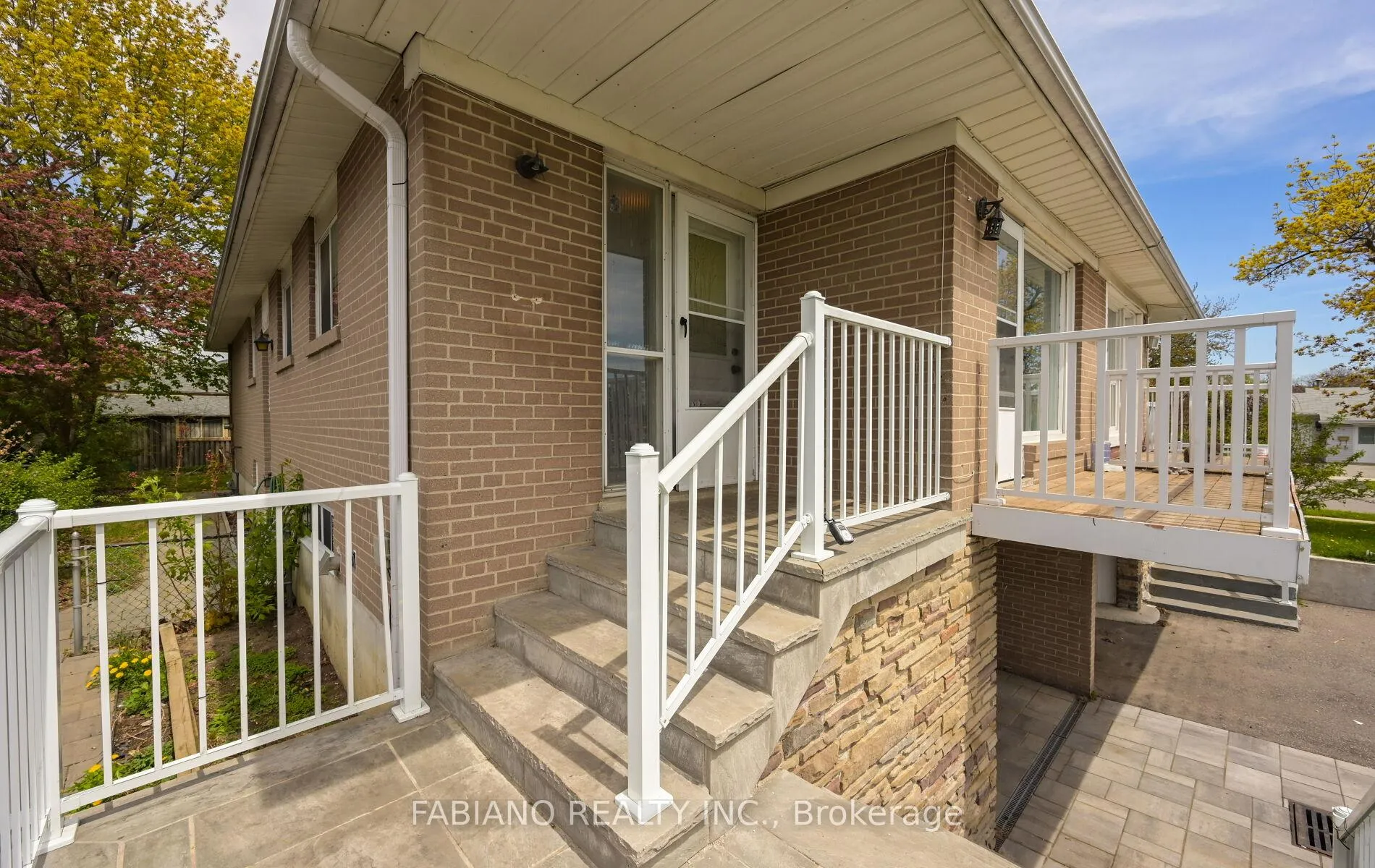 Photo 6 of 35 Murchison Crescent, Etobicoke, Mount Olive-Silverstone-Jamestown — HOMEH