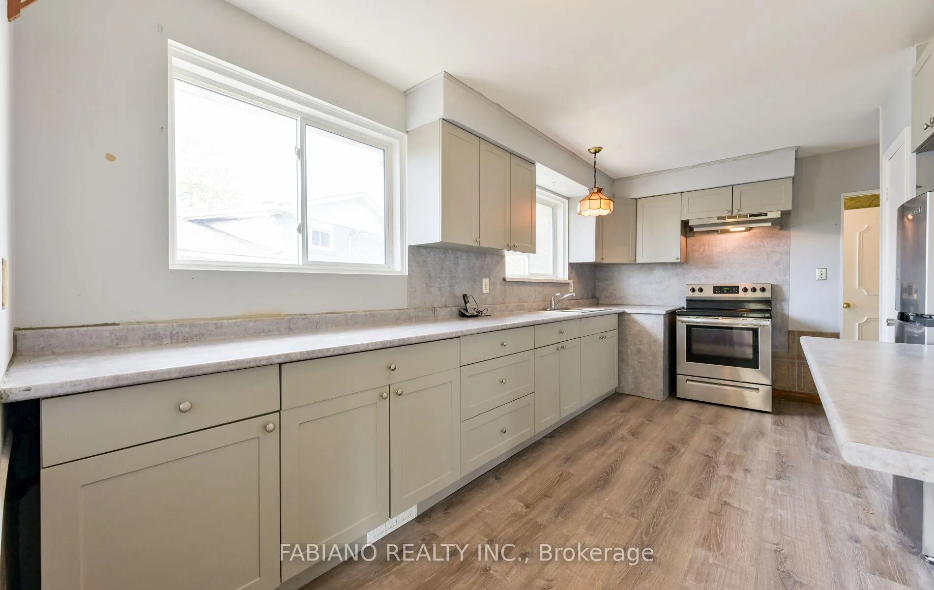 Photo 8 of 35 Murchison Crescent, Etobicoke, Mount Olive-Silverstone-Jamestown — HOMEH