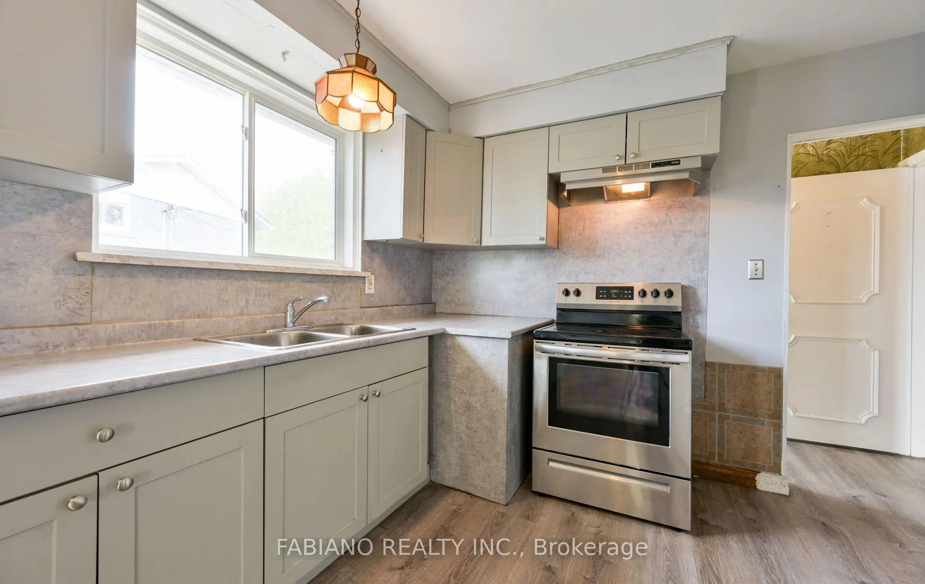 Photo 12 of 35 Murchison Crescent, Etobicoke, Mount Olive-Silverstone-Jamestown — HOMEH