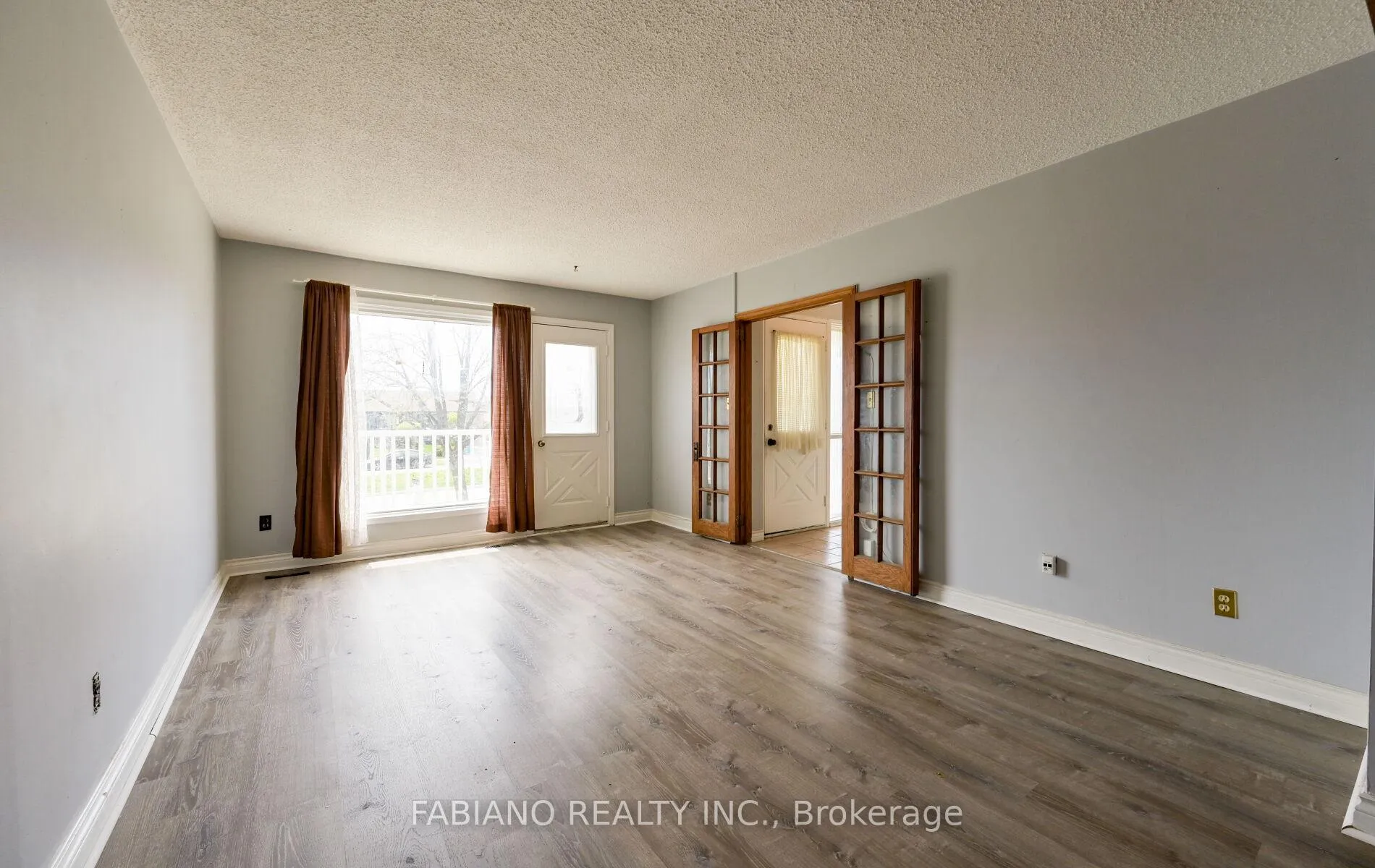 Photo 13 of 35 Murchison Crescent, Etobicoke, Mount Olive-Silverstone-Jamestown — HOMEH