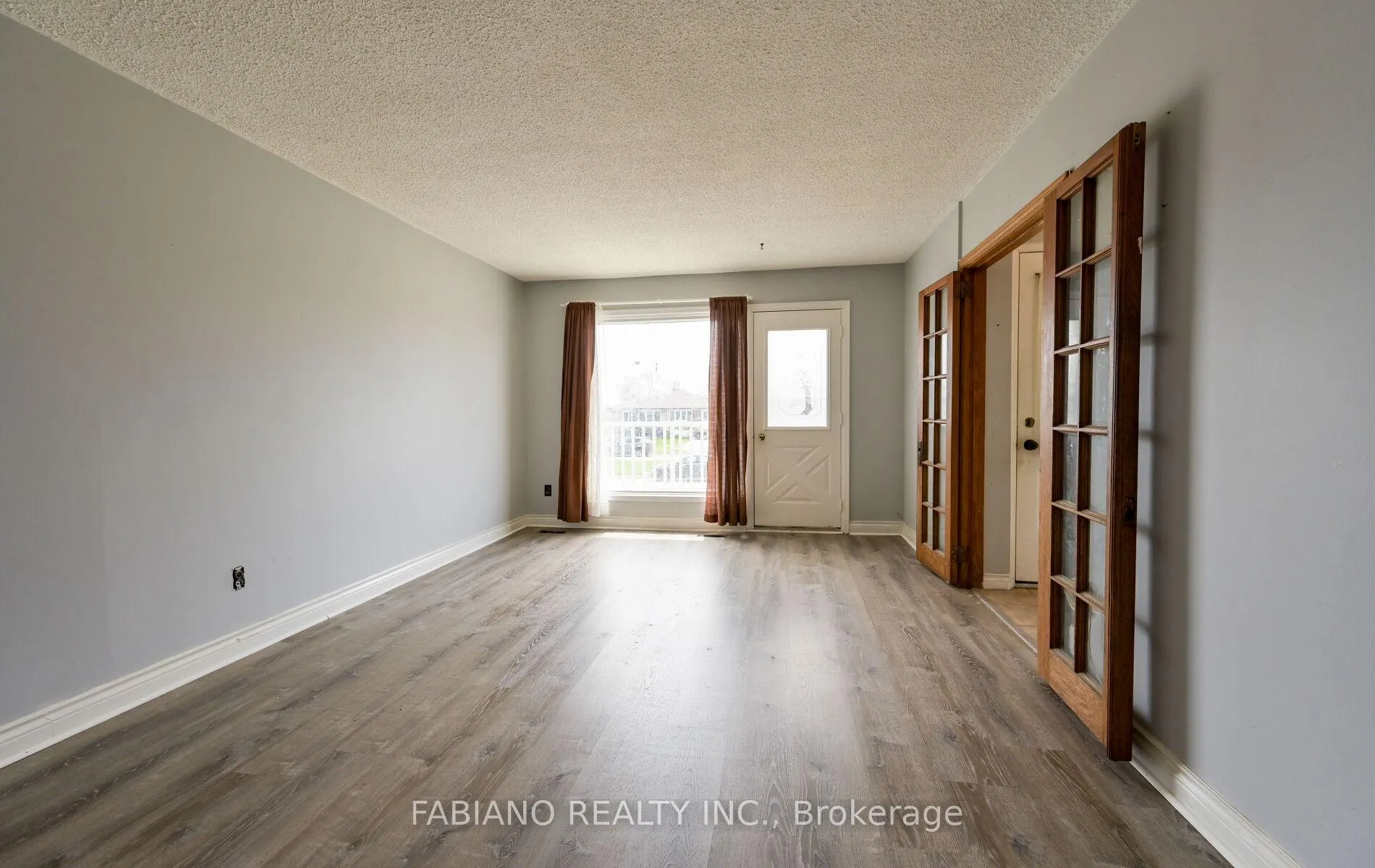 Photo 15 of 35 Murchison Crescent, Etobicoke, Mount Olive-Silverstone-Jamestown — HOMEH