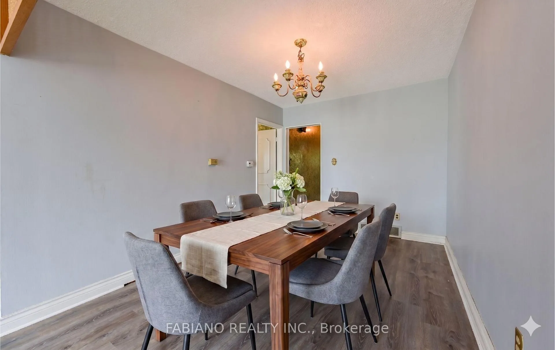 Photo 20 of 35 Murchison Crescent, Etobicoke, Mount Olive-Silverstone-Jamestown — HOMEH