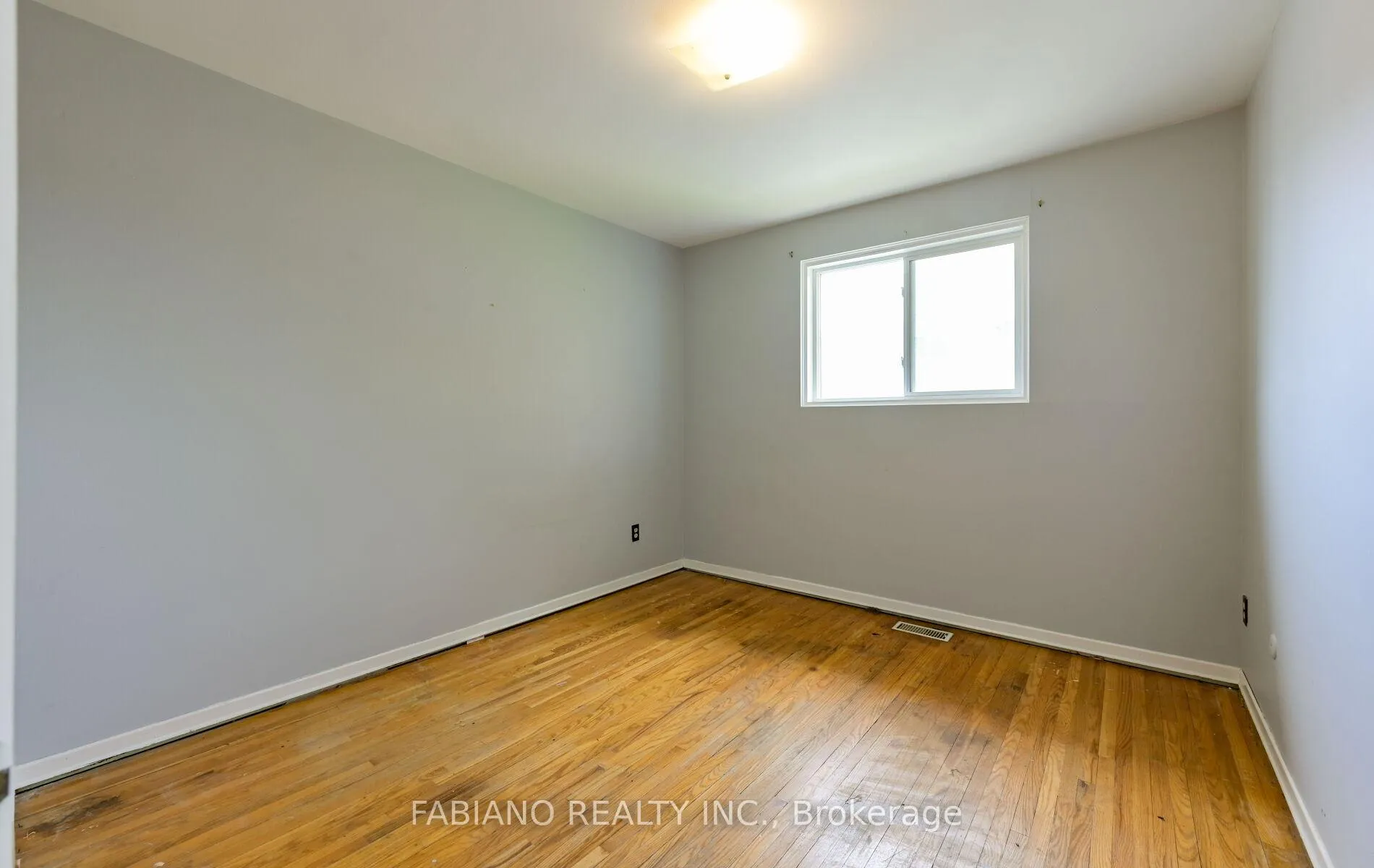 Photo 22 of 35 Murchison Crescent, Etobicoke, Mount Olive-Silverstone-Jamestown — HOMEH