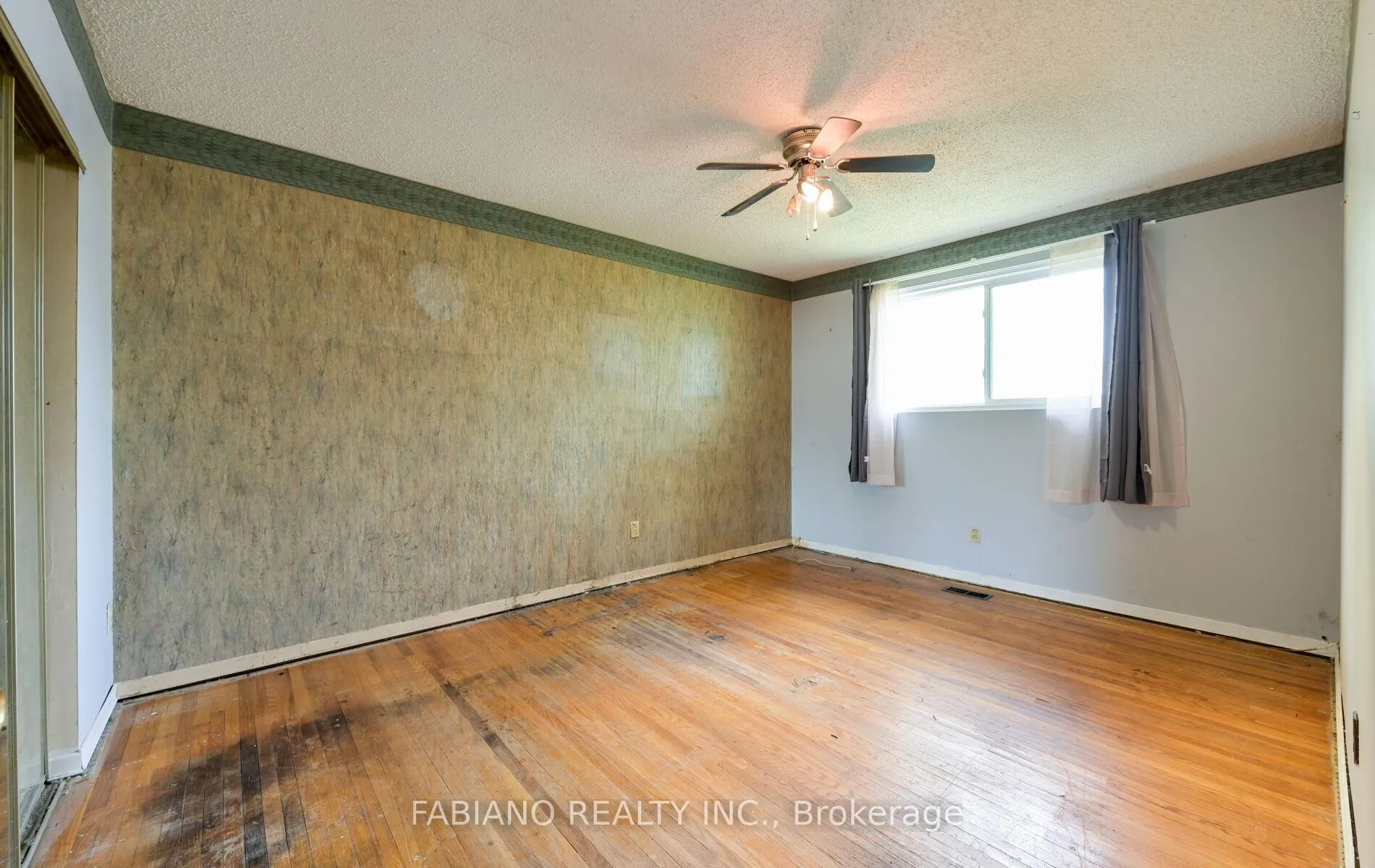 Photo 25 of 35 Murchison Crescent, Etobicoke, Mount Olive-Silverstone-Jamestown — HOMEH