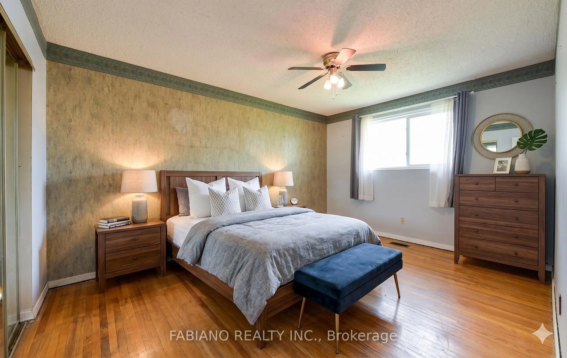 Photo 26 of 35 Murchison Crescent, Etobicoke, Mount Olive-Silverstone-Jamestown — HOMEH