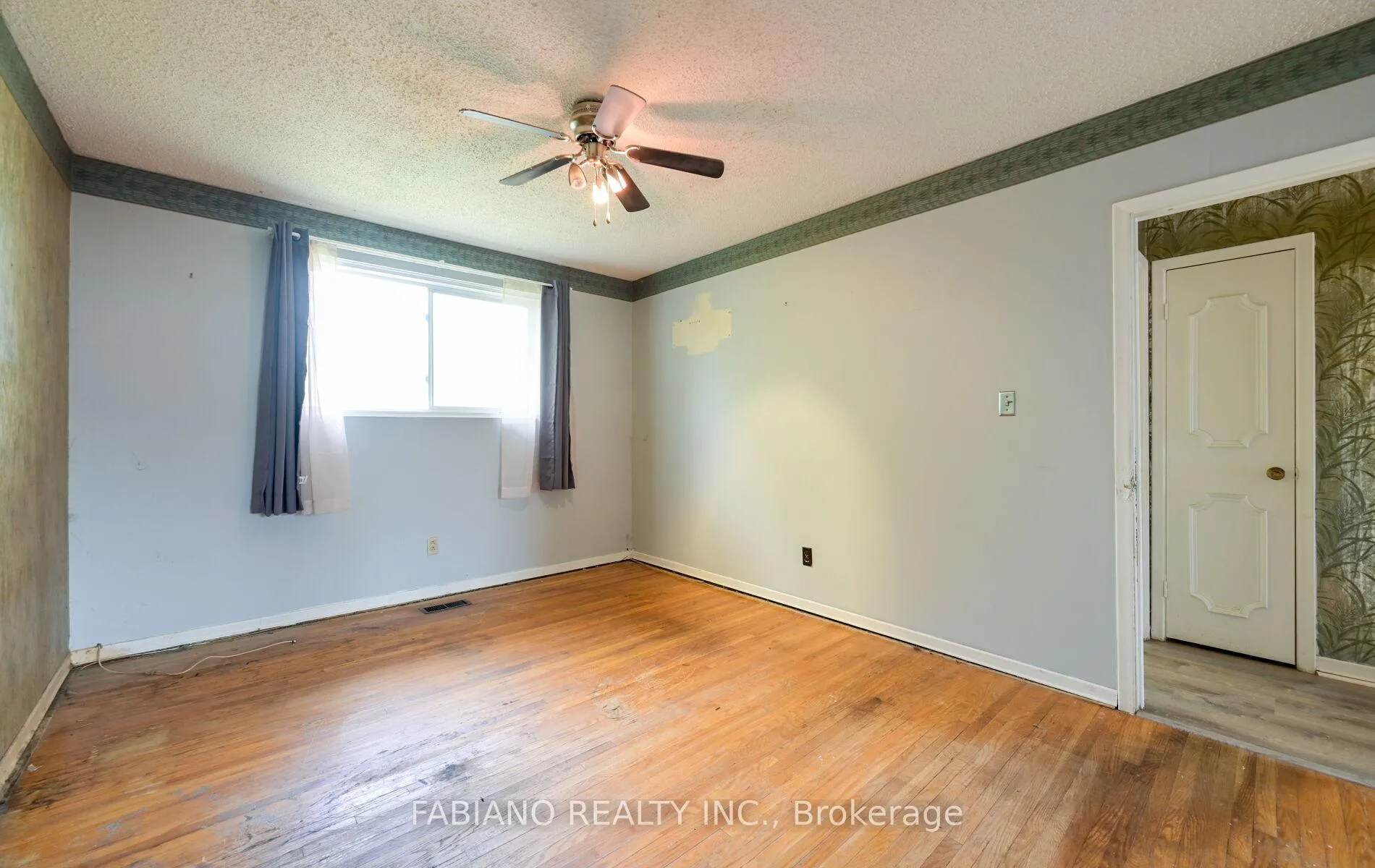 Photo 27 of 35 Murchison Crescent, Etobicoke, Mount Olive-Silverstone-Jamestown — HOMEH