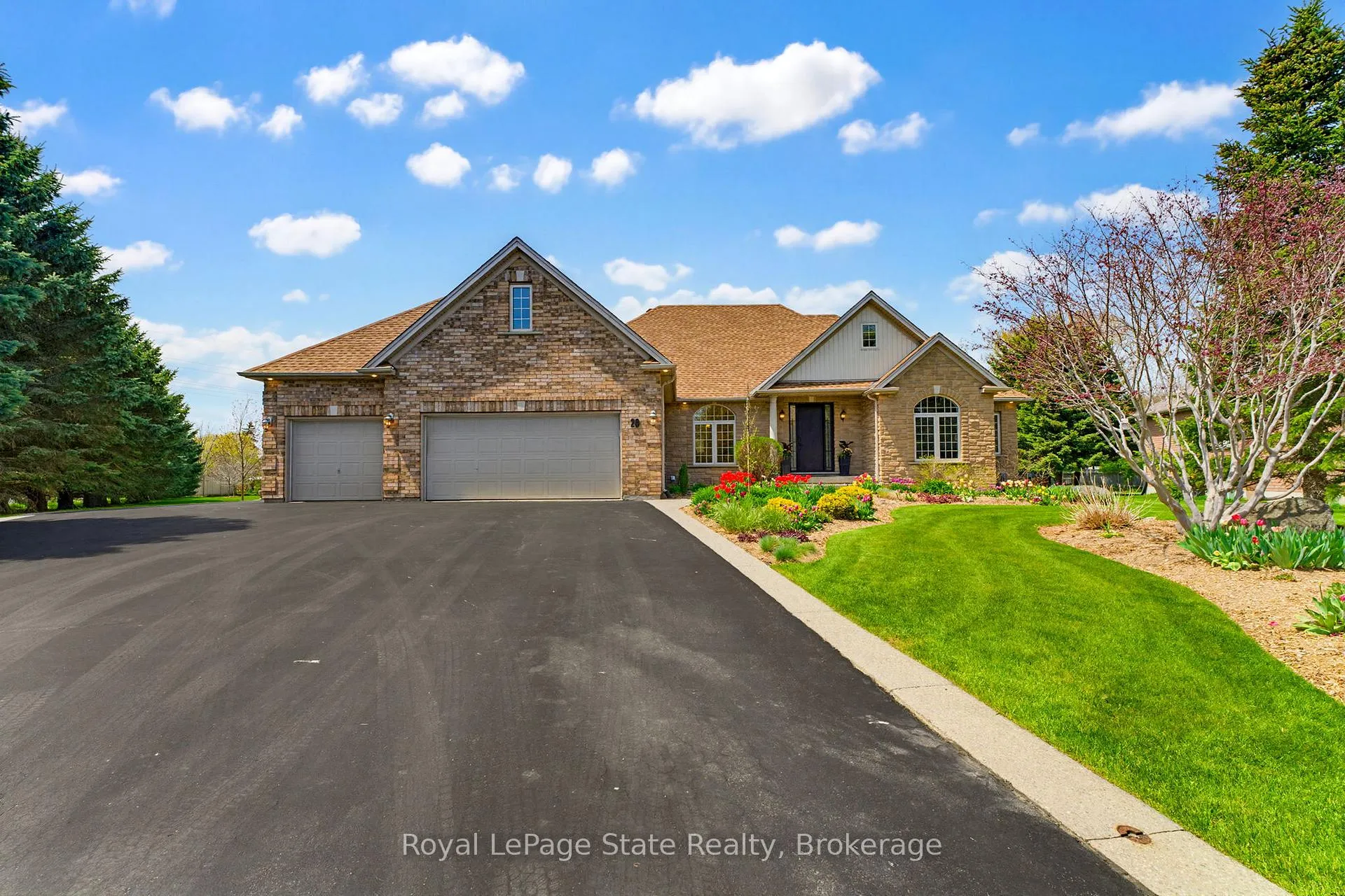 Photo 1 of 20 Savona Crescent, Hamilton, Rural Flamborough — HOMEH