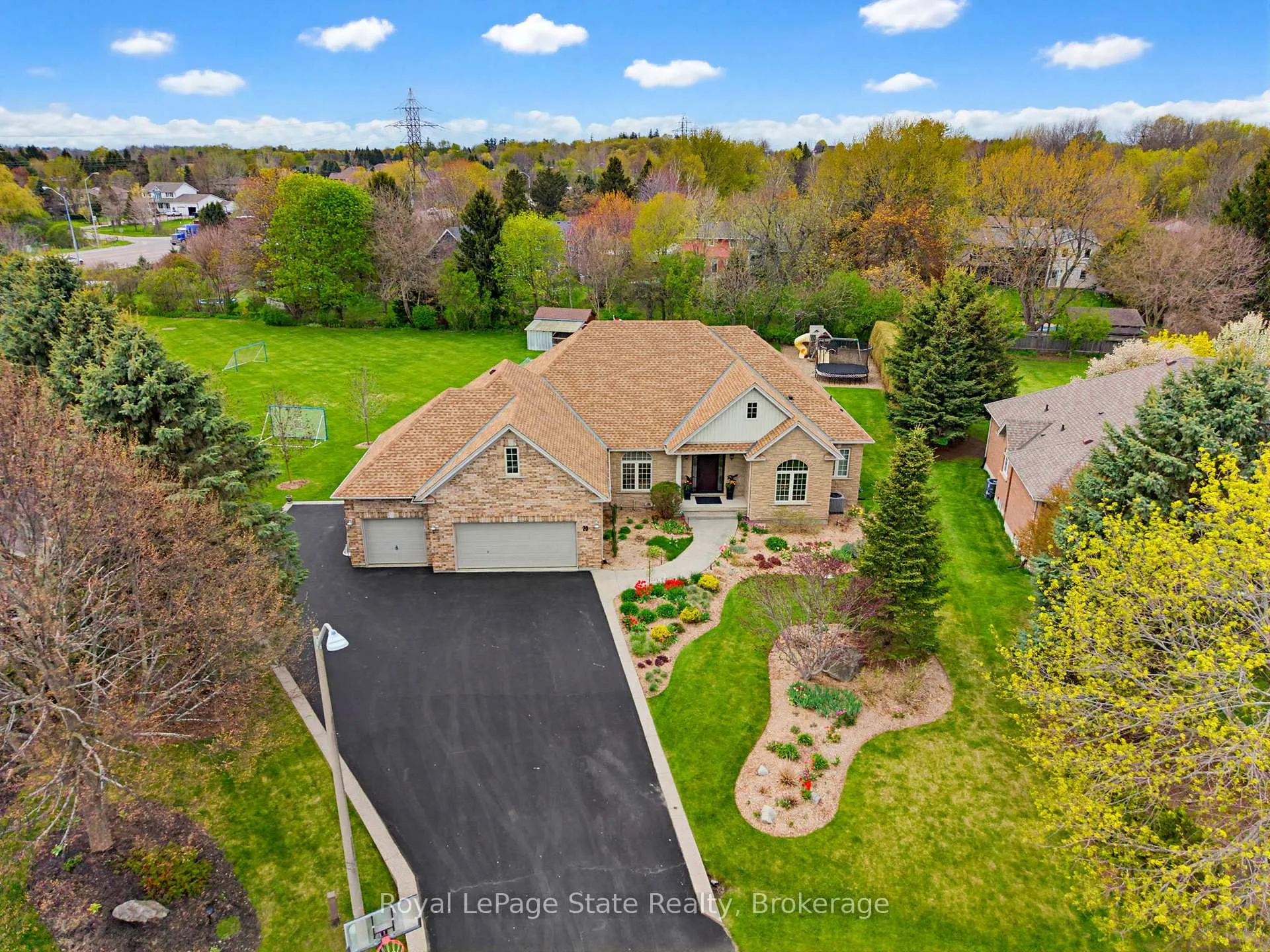 Photo 2 of 20 Savona Crescent, Hamilton, Rural Flamborough — HOMEH