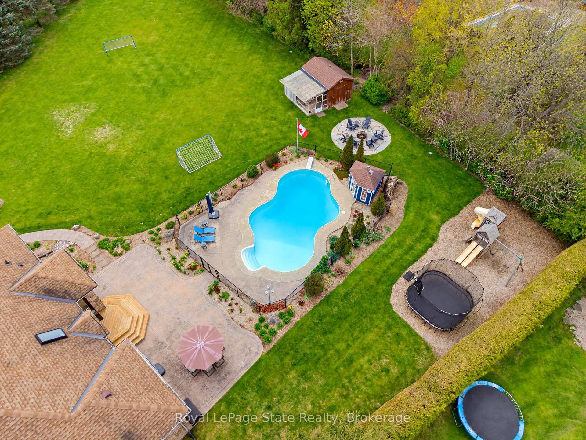 Photo 4 of 20 Savona Crescent, Hamilton, Rural Flamborough — HOMEH