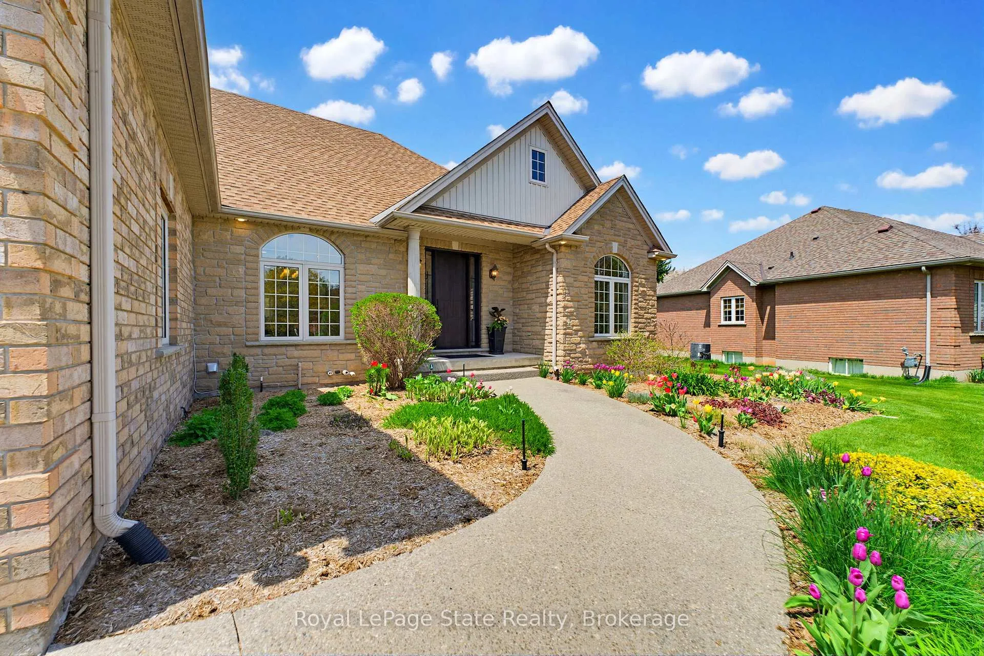 Photo 5 of 20 Savona Crescent, Hamilton, Rural Flamborough — HOMEH