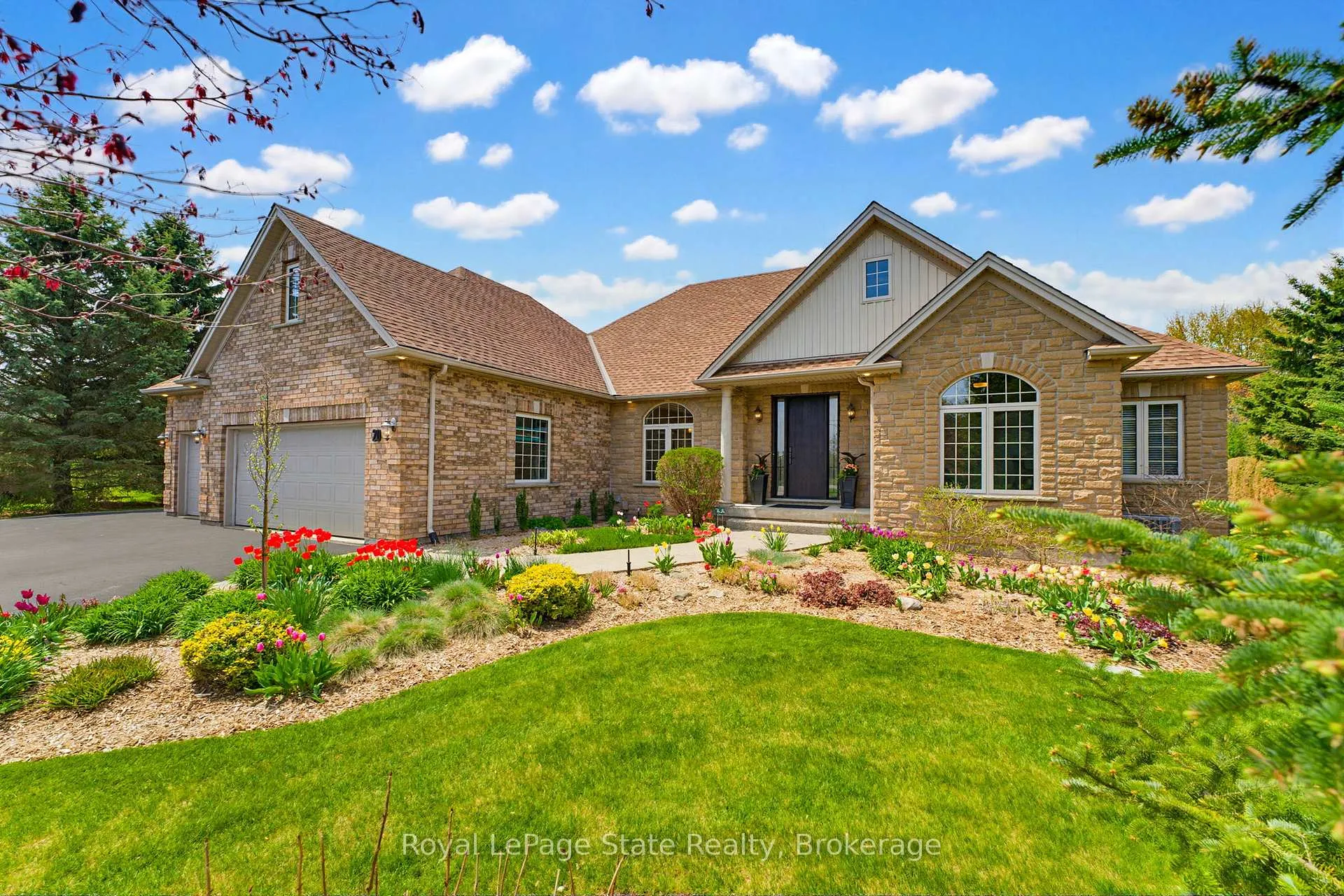 Photo 6 of 20 Savona Crescent, Hamilton, Rural Flamborough — HOMEH