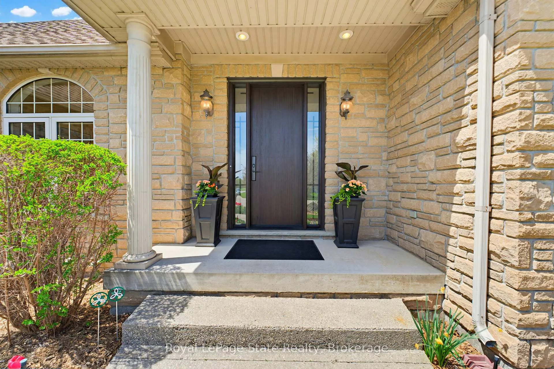 Photo 8 of 20 Savona Crescent, Hamilton, Rural Flamborough — HOMEH
