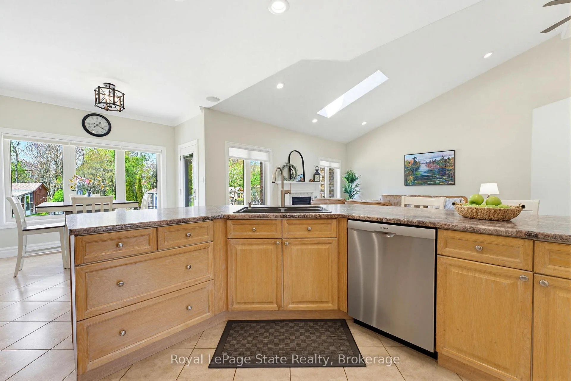 Photo 15 of 20 Savona Crescent, Hamilton, Rural Flamborough — HOMEH