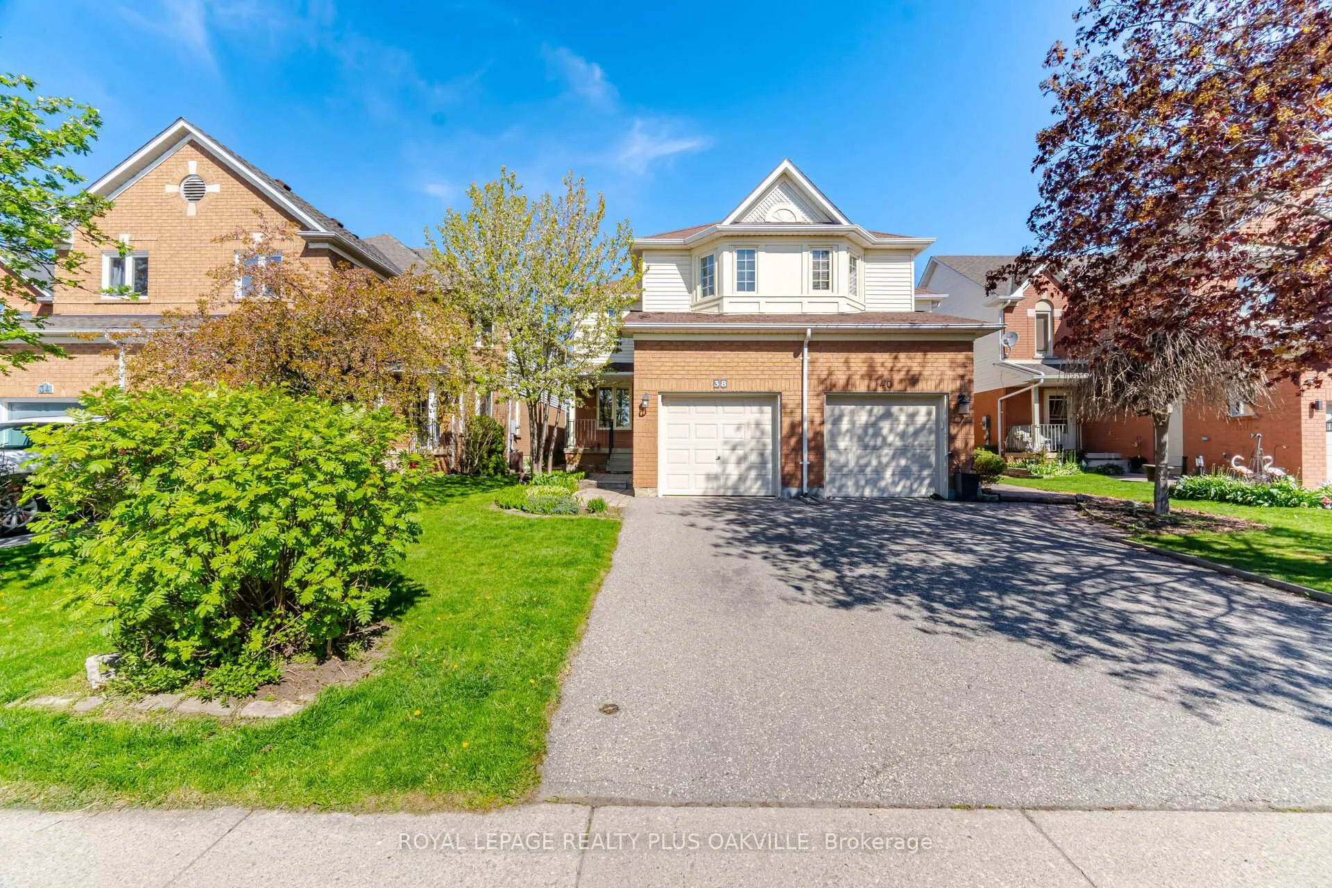 Photo 2 of 38 Houndtrail Drive, Hamilton, Waterdown — HOMEH