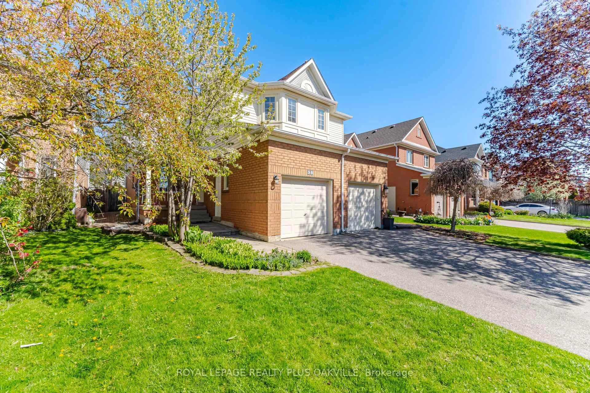 Photo 3 of 38 Houndtrail Drive, Hamilton, Waterdown — HOMEH