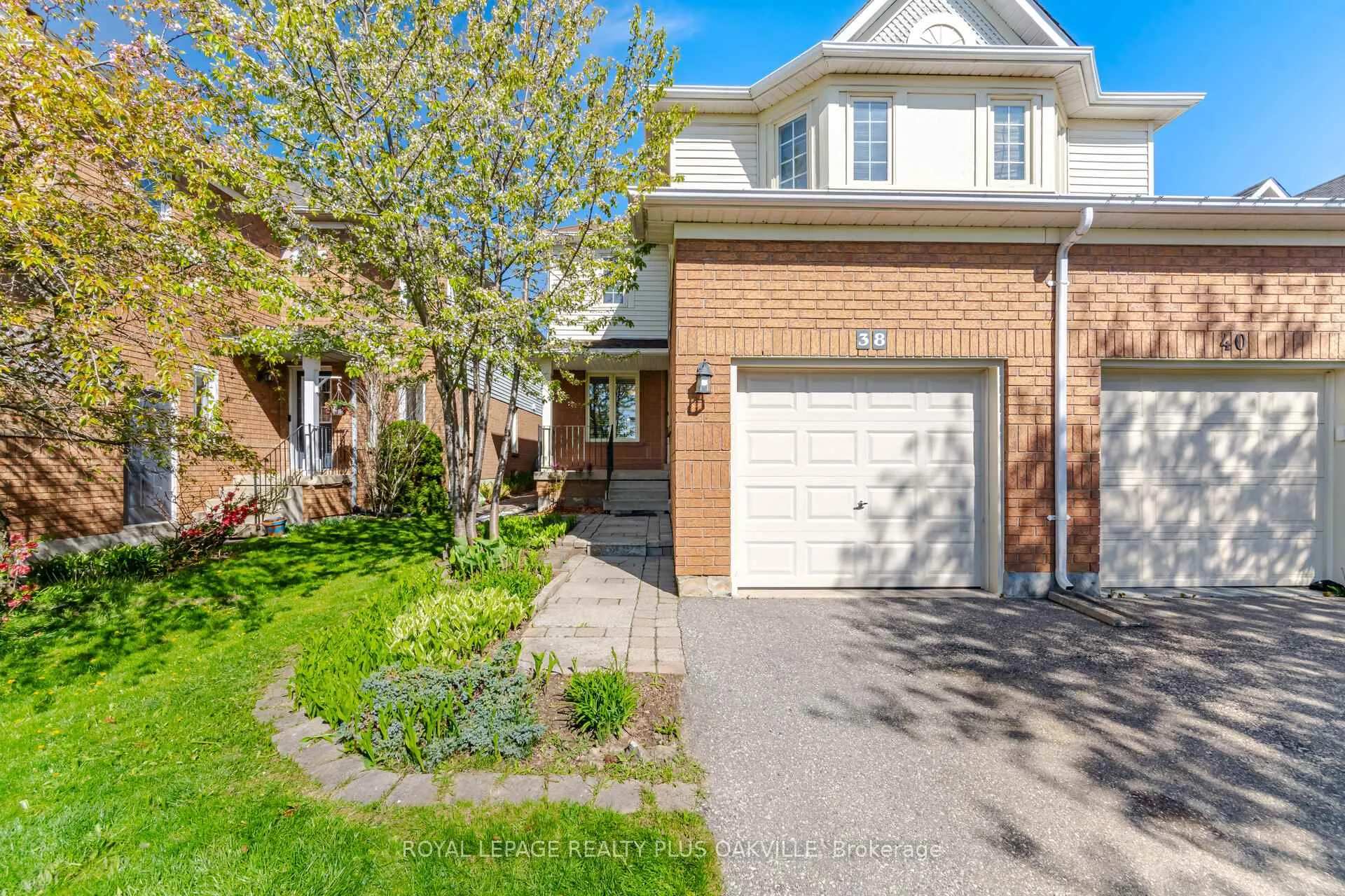 Photo 4 of 38 Houndtrail Drive, Hamilton, Waterdown — HOMEH