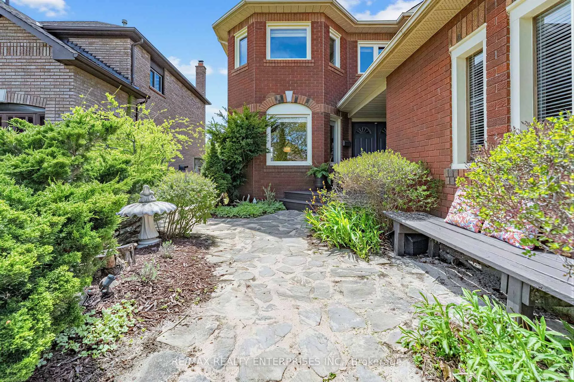 Photo 3 of 41 Killaloe Crescent, Halton Hills, Georgetown — HOMEH