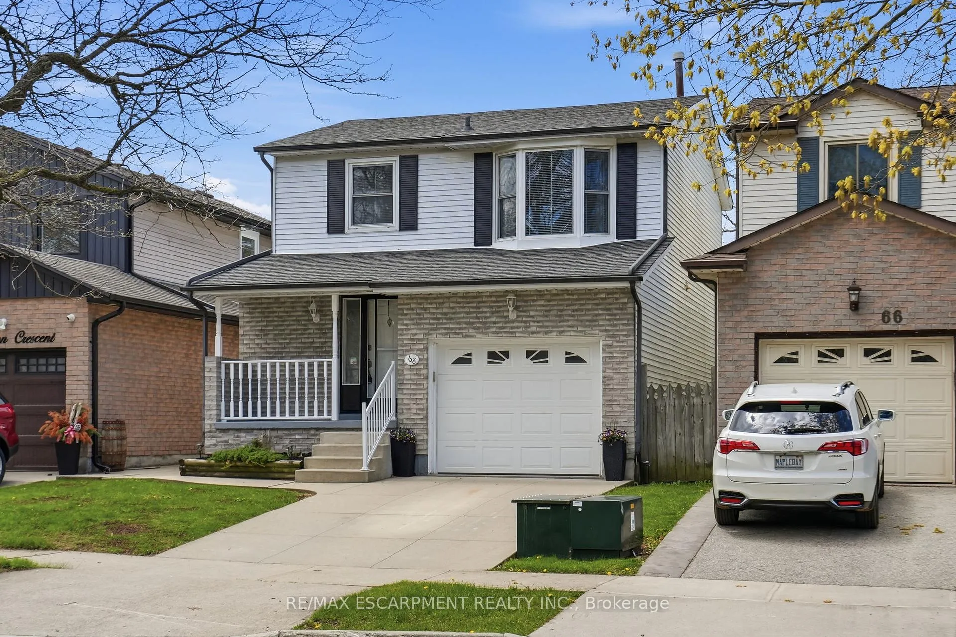 Photo 3 of 68 Dalton Crescent, Hamilton, Stoney Creek Mountain — HOMEH