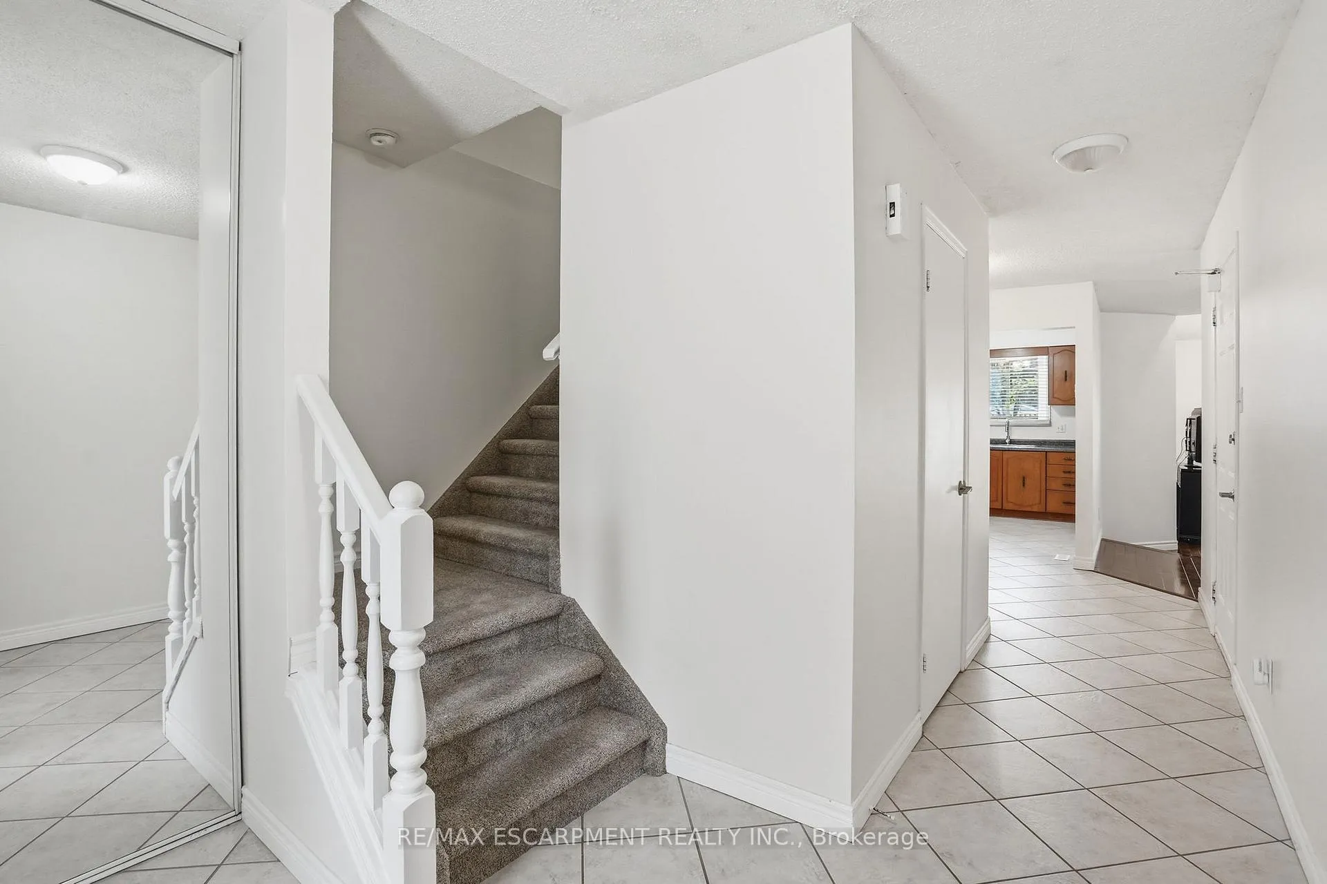 Photo 6 of 68 Dalton Crescent, Hamilton, Stoney Creek Mountain — HOMEH