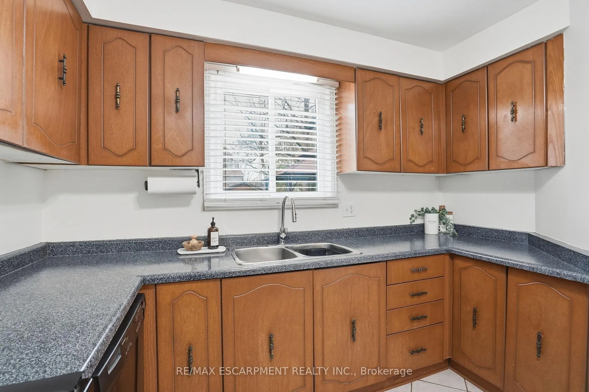 Photo 12 of 68 Dalton Crescent, Hamilton, Stoney Creek Mountain — HOMEH