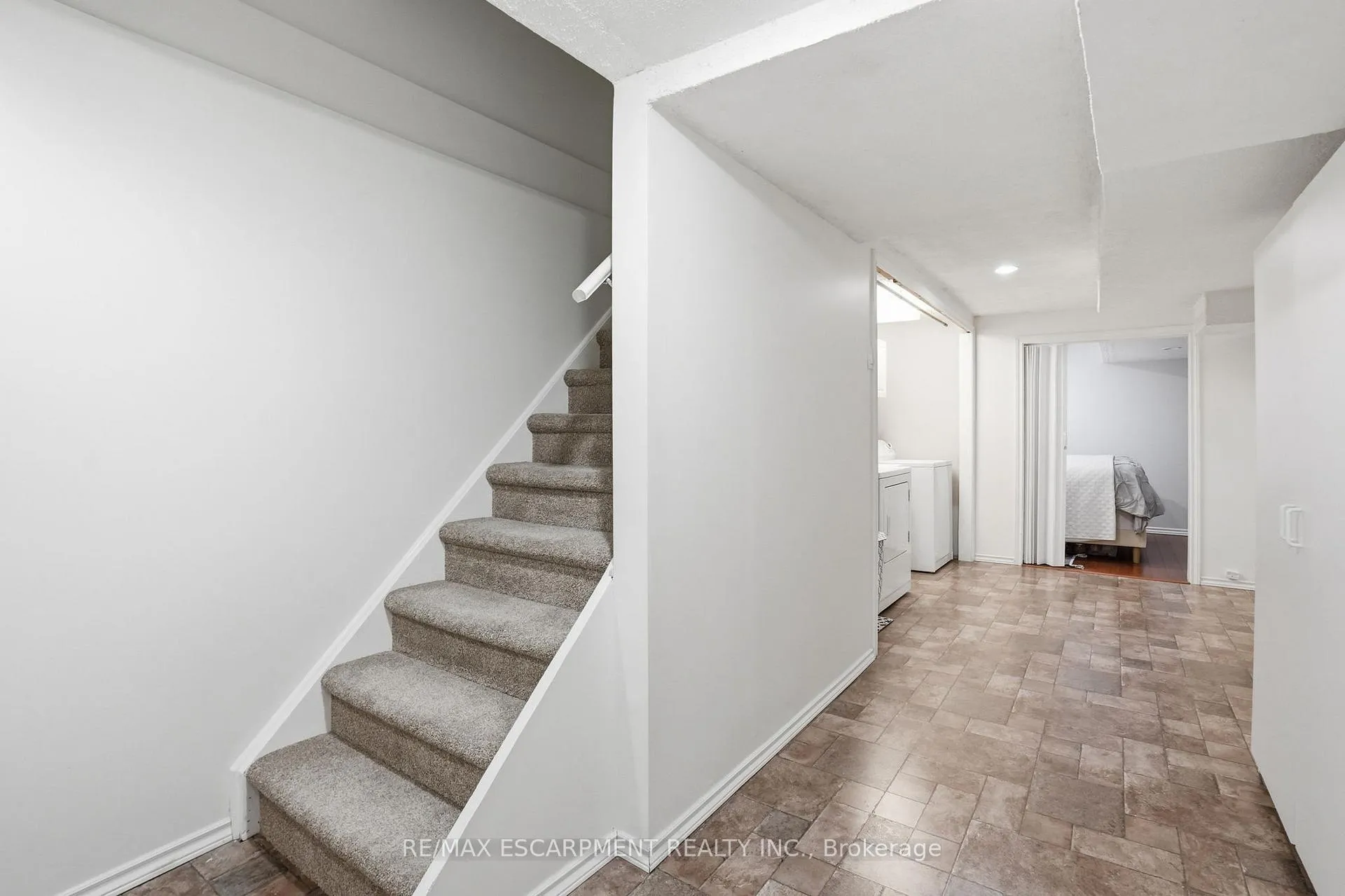 Photo 32 of 68 Dalton Crescent, Hamilton, Stoney Creek Mountain — HOMEH