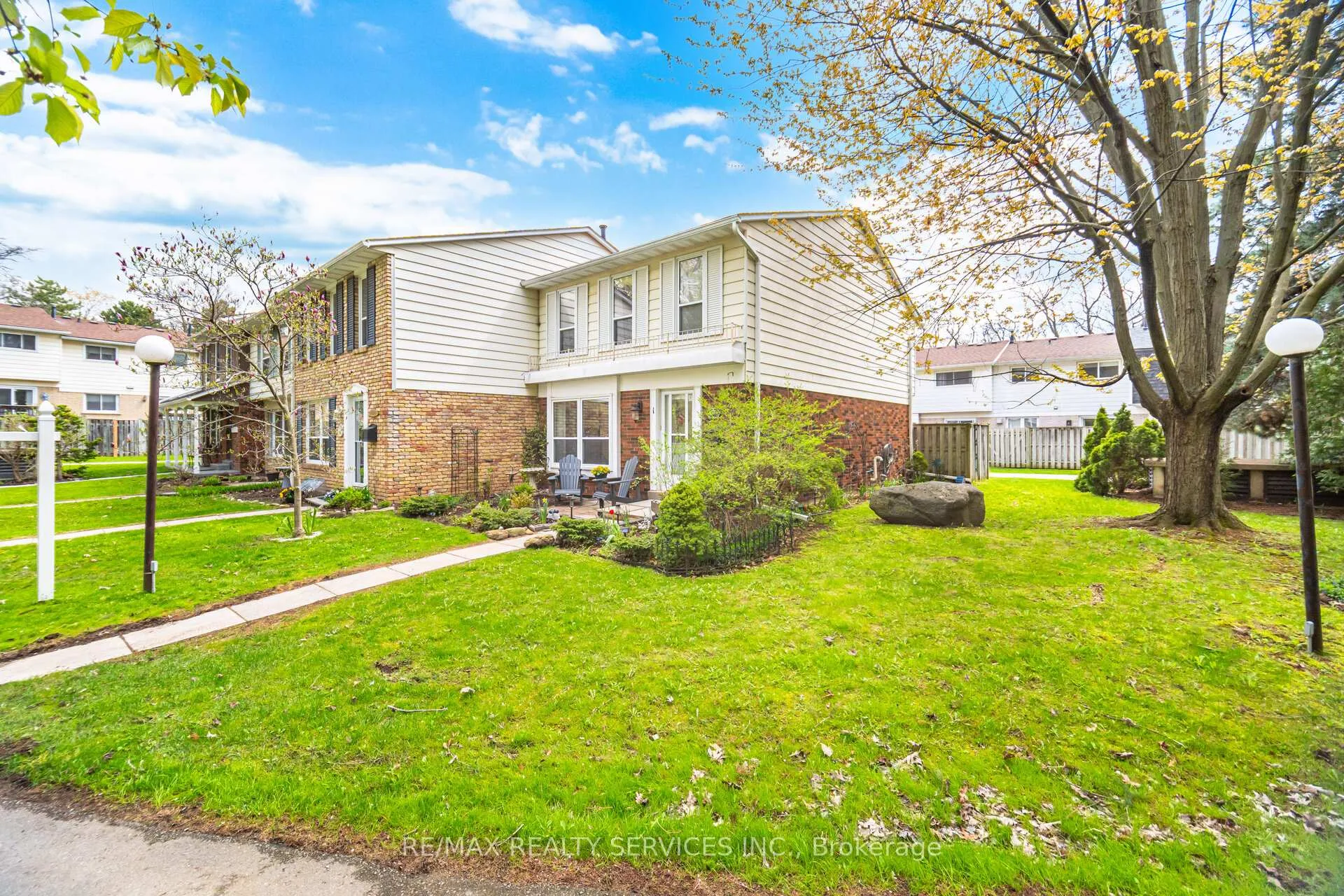 Photo 4 of Unit 1, 2218 Upper Middle Road, Burlington, Brant Hills — HOMEH