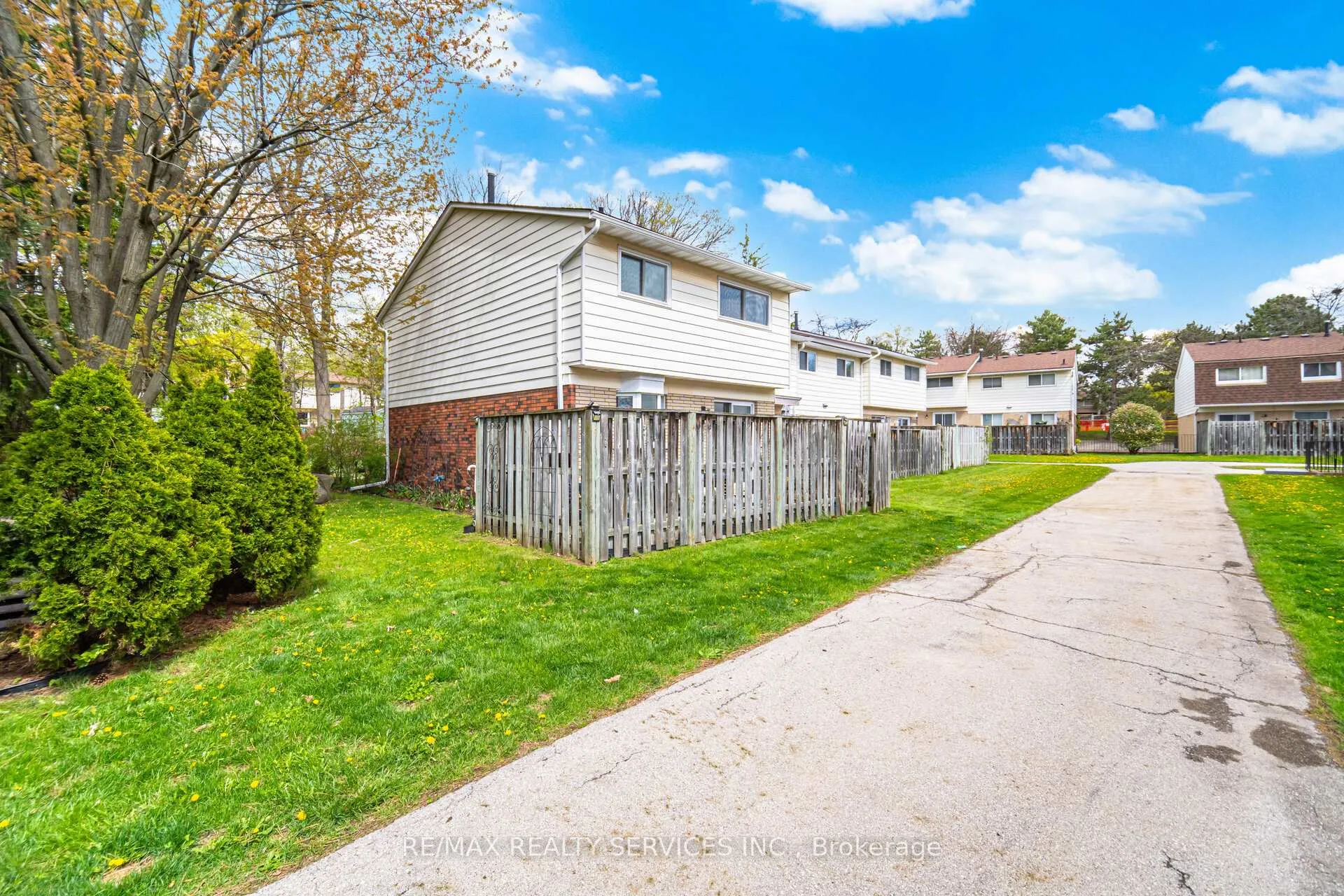 Photo 14 of Unit 1, 2218 Upper Middle Road, Burlington, Brant Hills — HOMEH