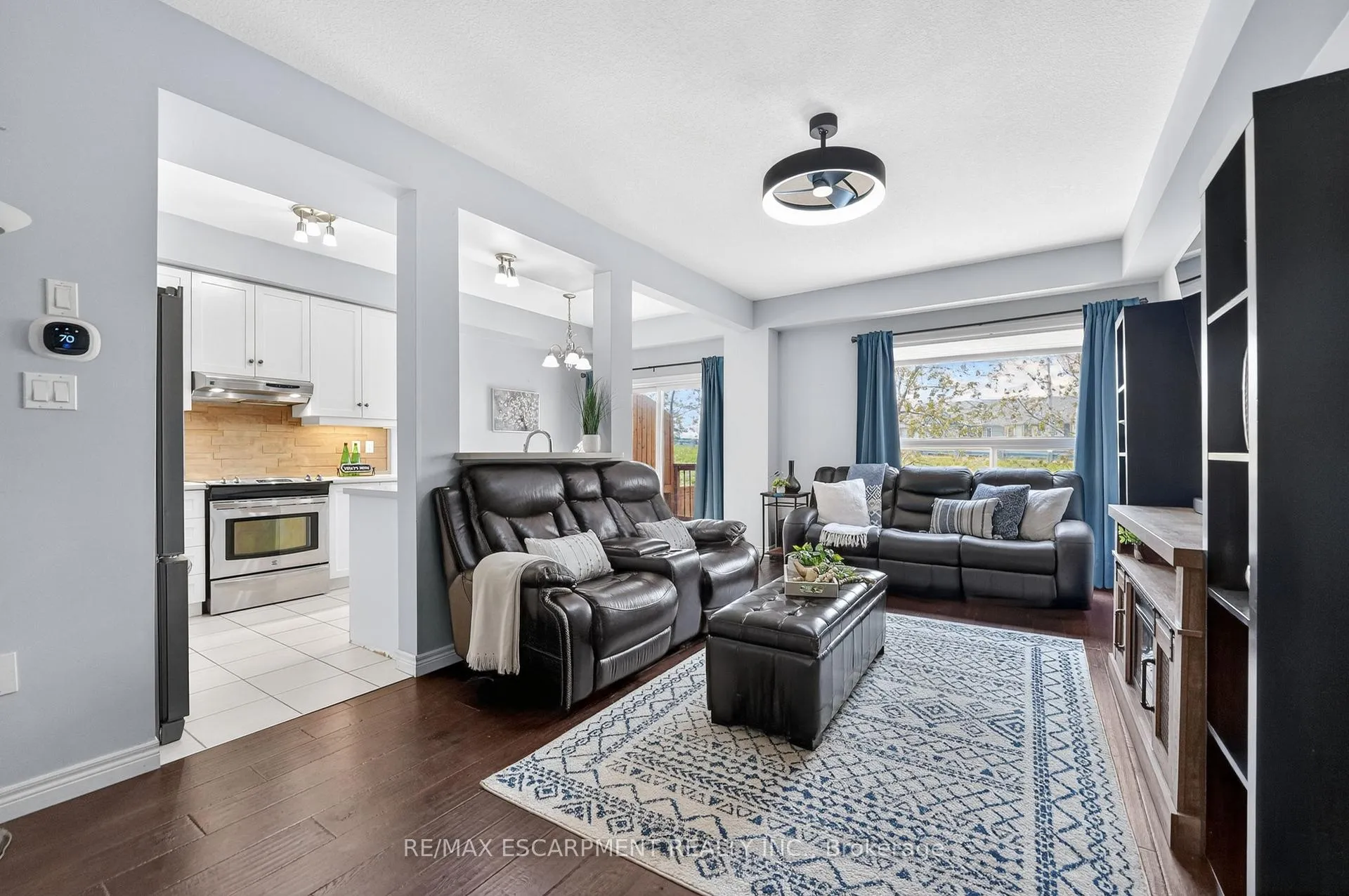 Photo 3 of Unit 11, 8 Lakelawn Road, Grimsby, Grimsby Beach — HOMEH