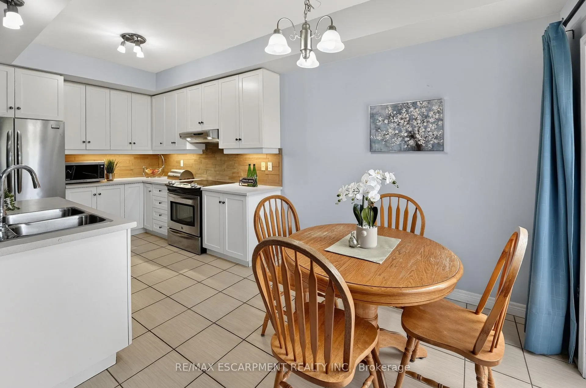 Photo 7 of Unit 11, 8 Lakelawn Road, Grimsby, Grimsby Beach — HOMEH