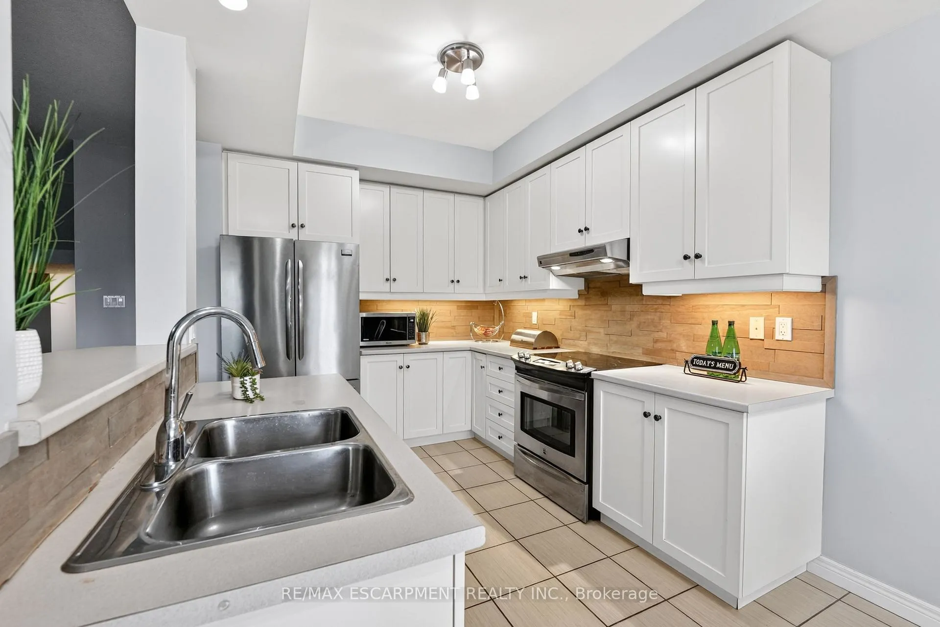 Photo 8 of Unit 11, 8 Lakelawn Road, Grimsby, Grimsby Beach — HOMEH