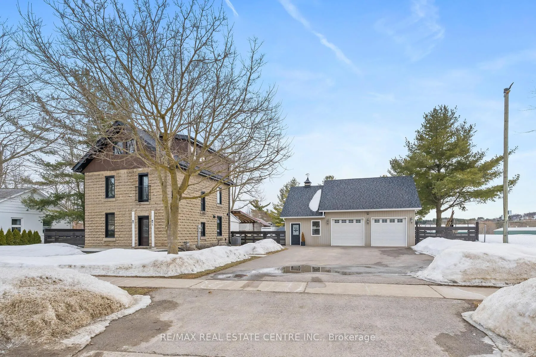 Front of 6 Dundas Street W