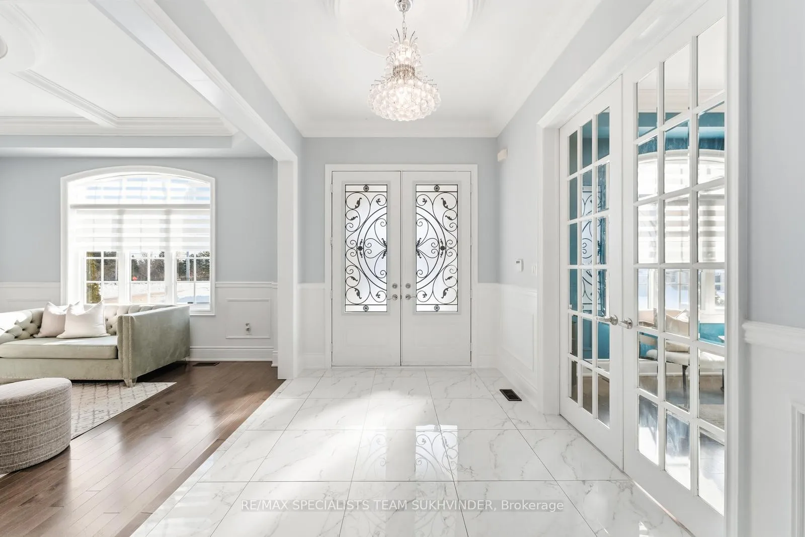 Photo 3 of 102 Belladonna Circle, Brampton, Toronto Gore Rural Estate — HOMEH