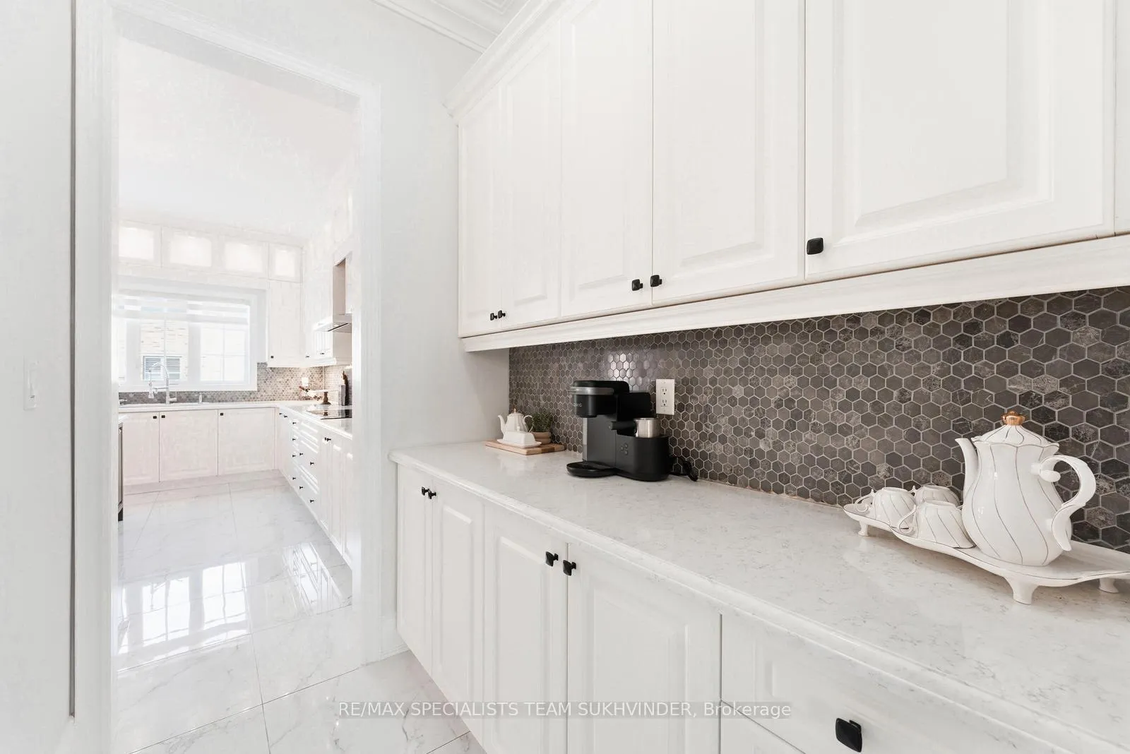 Photo 11 of 102 Belladonna Circle, Brampton, Toronto Gore Rural Estate — HOMEH