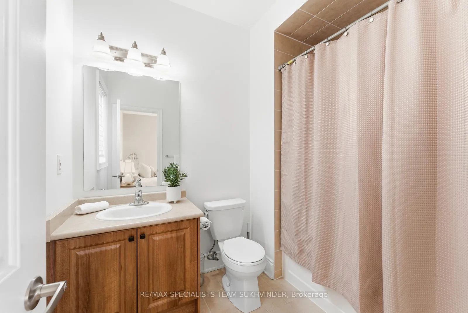 Photo 21 of 102 Belladonna Circle, Brampton, Toronto Gore Rural Estate — HOMEH