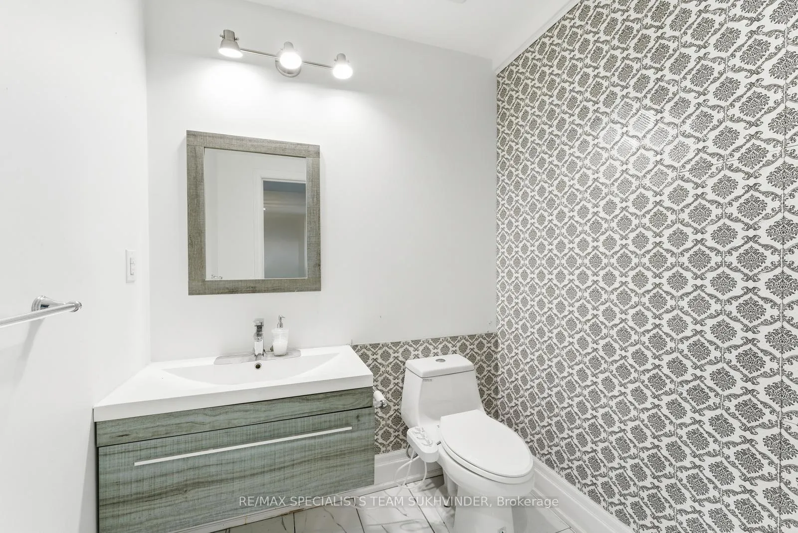 Photo 33 of 102 Belladonna Circle, Brampton, Toronto Gore Rural Estate — HOMEH