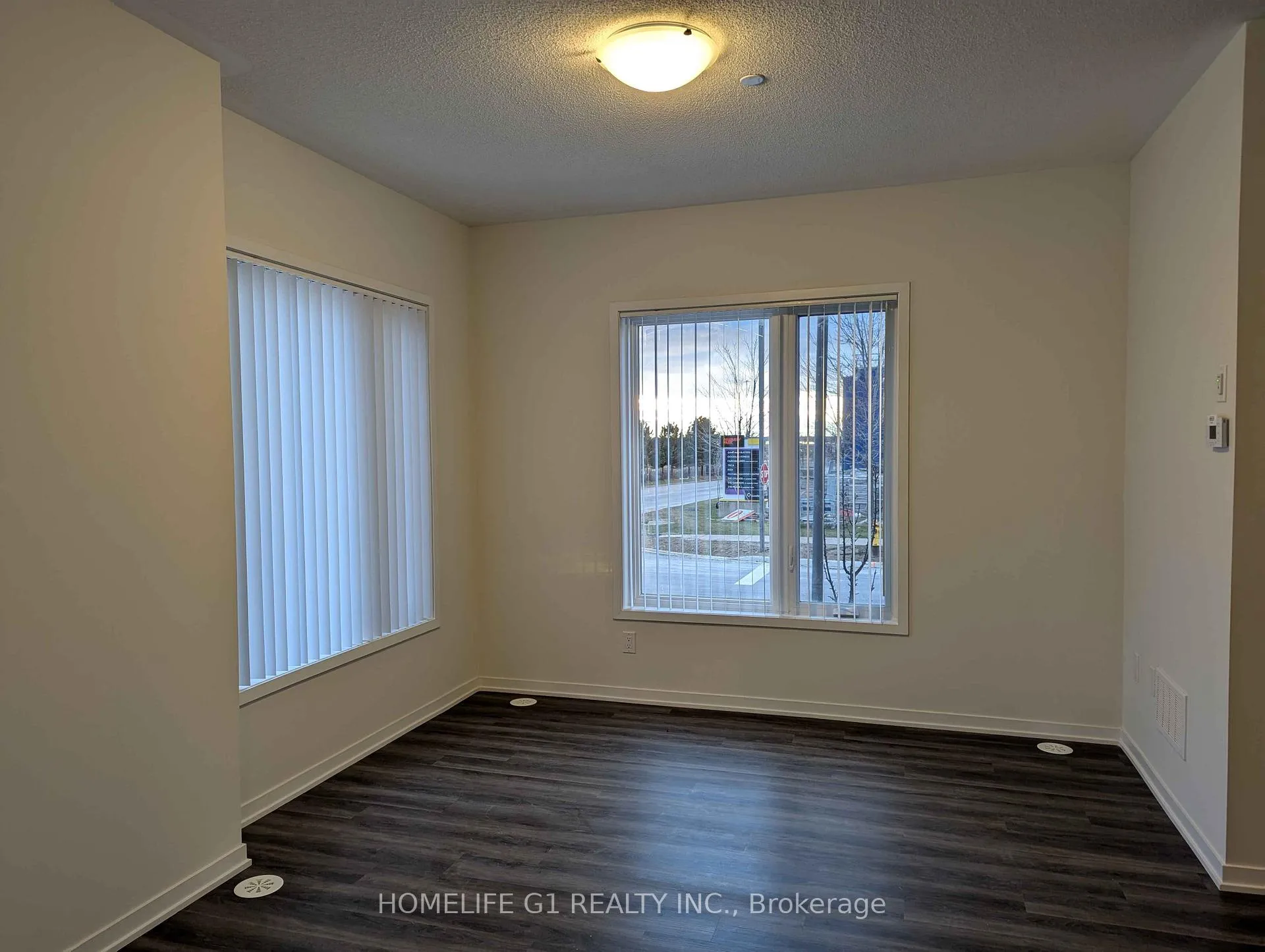 Photo 3 of 150 Honeycrisp Crescent, Vaughan, Vaughan Corporate Centre — HOMEH