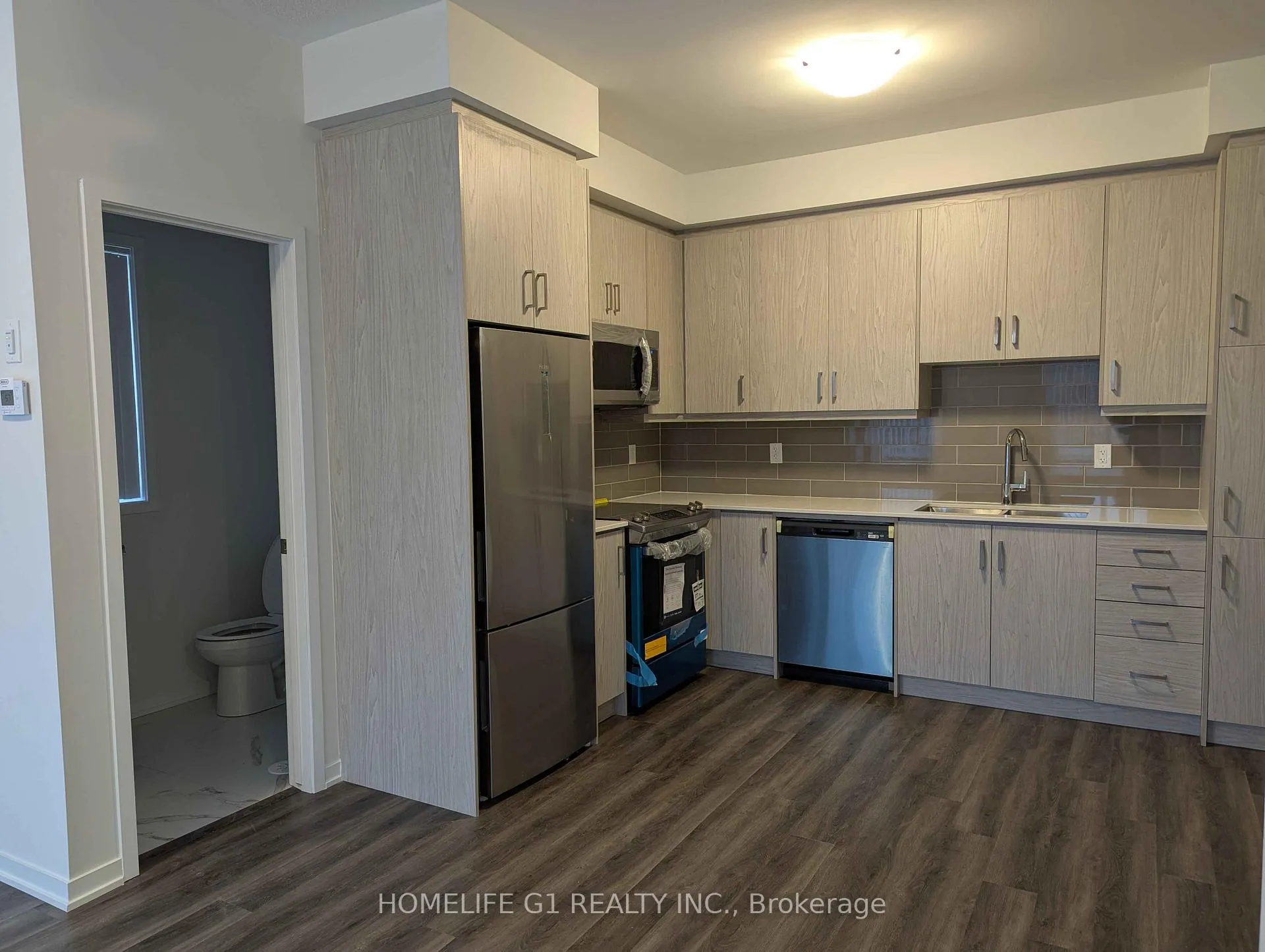 Photo 4 of 150 Honeycrisp Crescent, Vaughan, Vaughan Corporate Centre — HOMEH