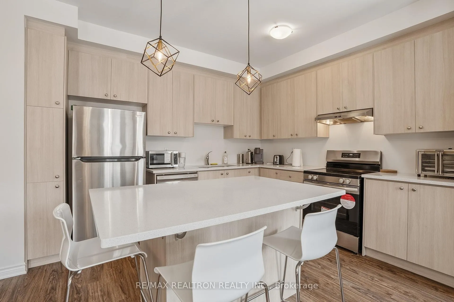 Photo 7 of 97 Pearen Lane, Barrie, Rural Barrie Southwest — HOMEH