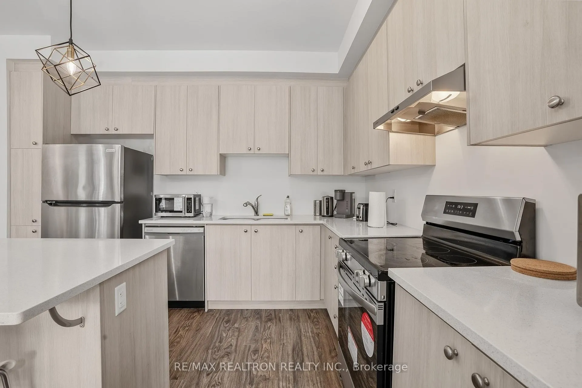 Photo 8 of 97 Pearen Lane, Barrie, Rural Barrie Southwest — HOMEH