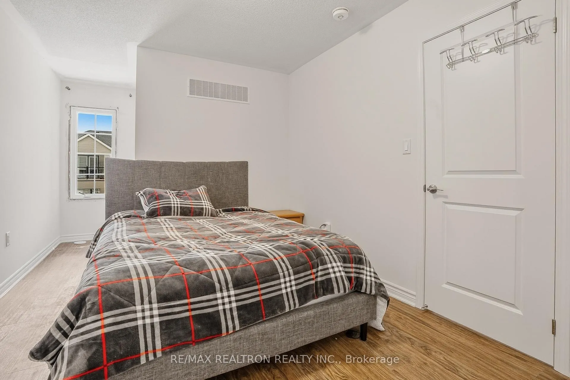 Photo 14 of 97 Pearen Lane, Barrie, Rural Barrie Southwest — HOMEH