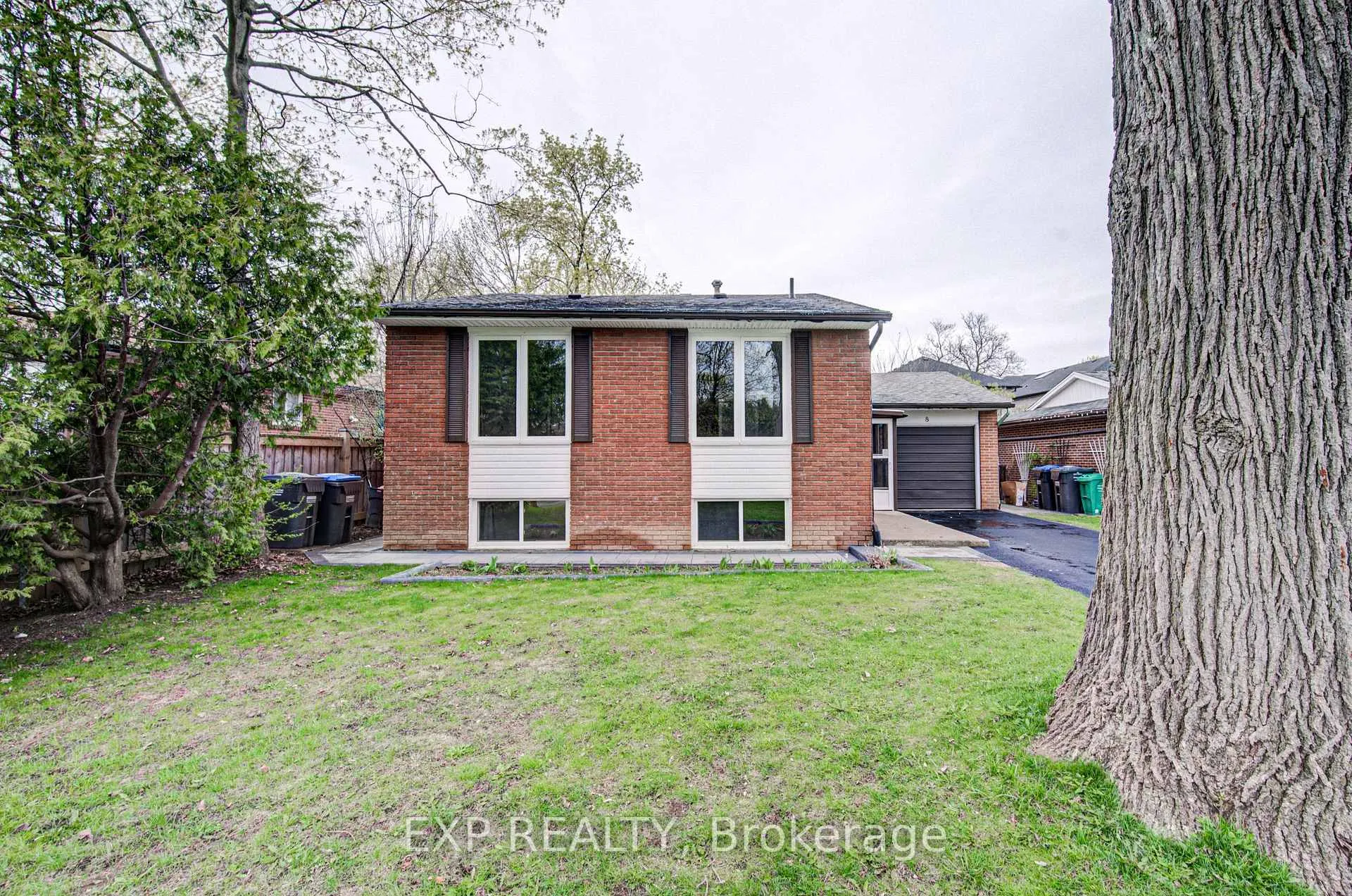 Photo 2 of 8 Sanford Crescent, Brampton, Northwood Park — HOMEH