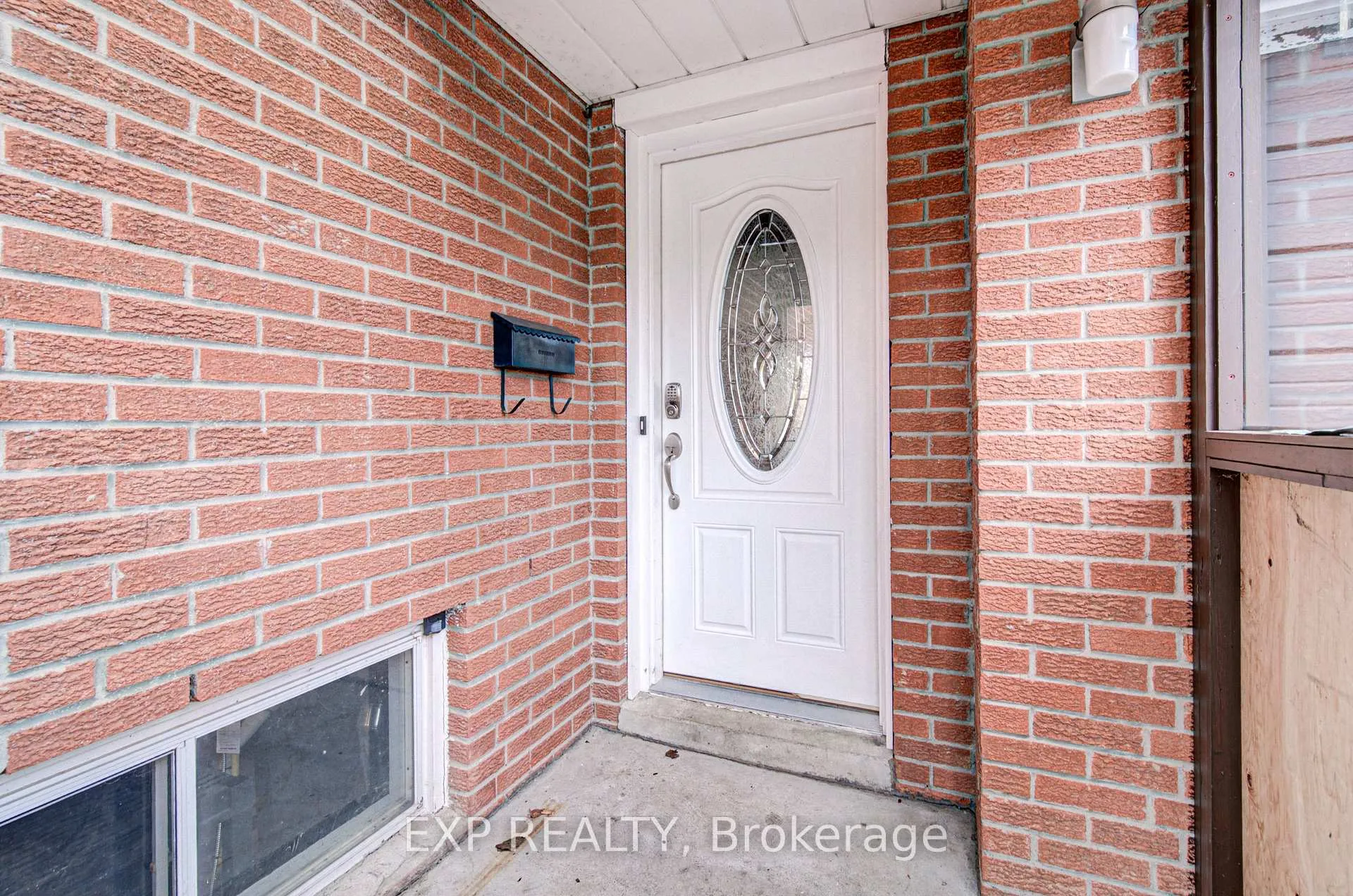 Photo 4 of 8 Sanford Crescent, Brampton, Northwood Park — HOMEH