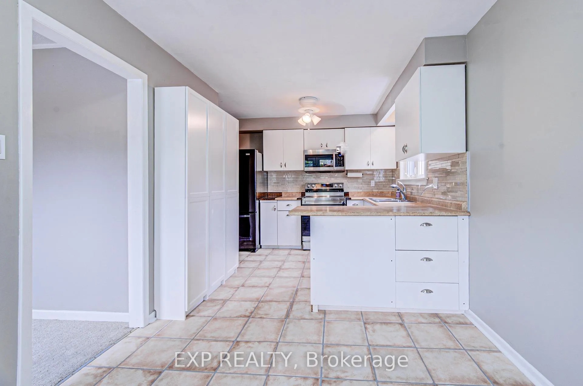 Photo 11 of 8 Sanford Crescent, Brampton, Northwood Park — HOMEH
