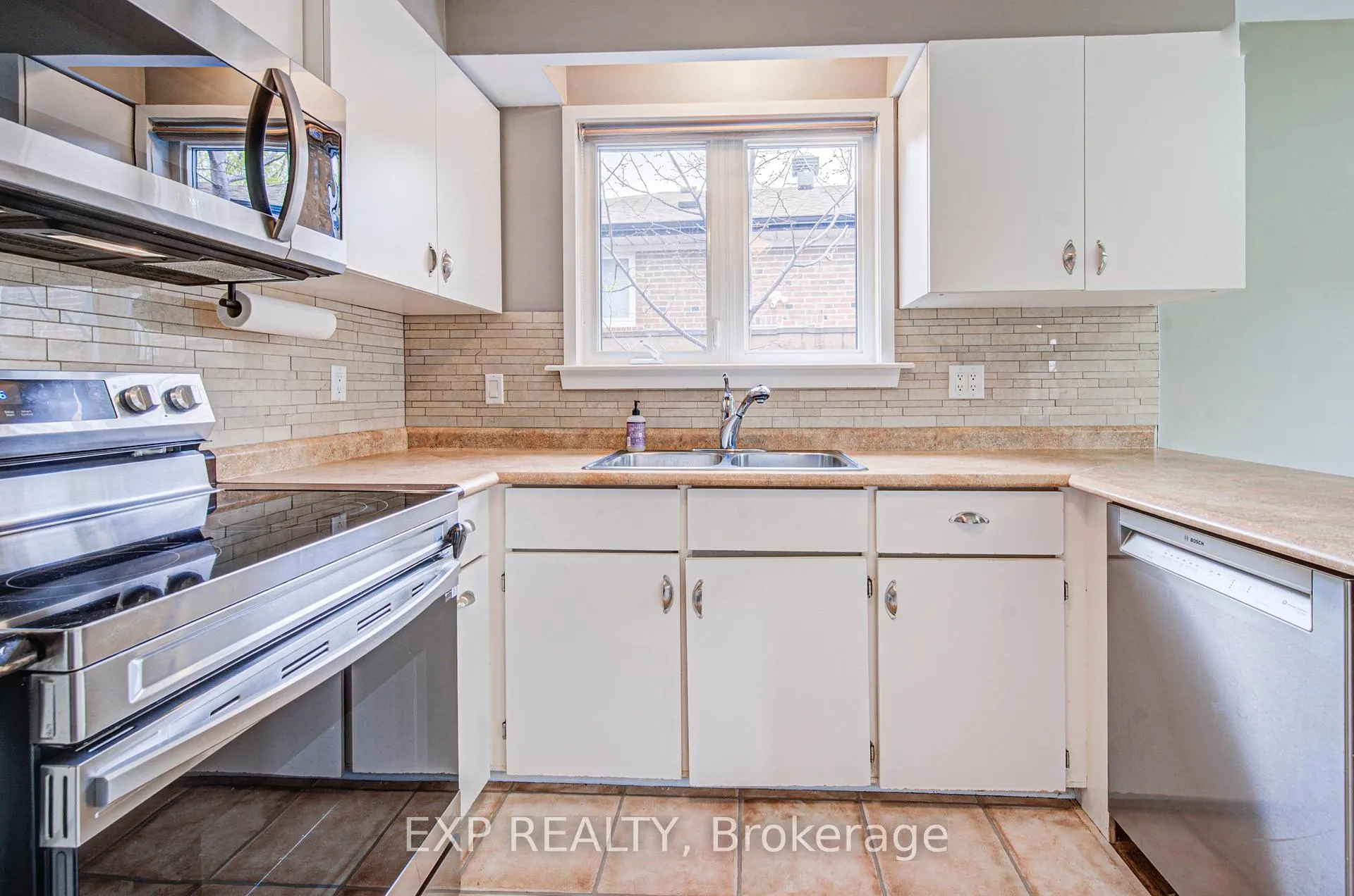Photo 13 of 8 Sanford Crescent, Brampton, Northwood Park — HOMEH