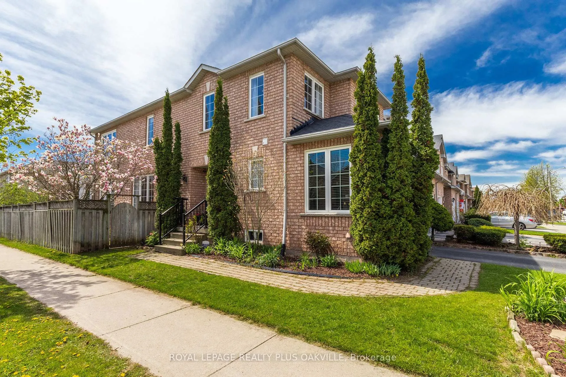 Photo 2 of 5200 Des Jardines Drive, Burlington, Uptown — HOMEH