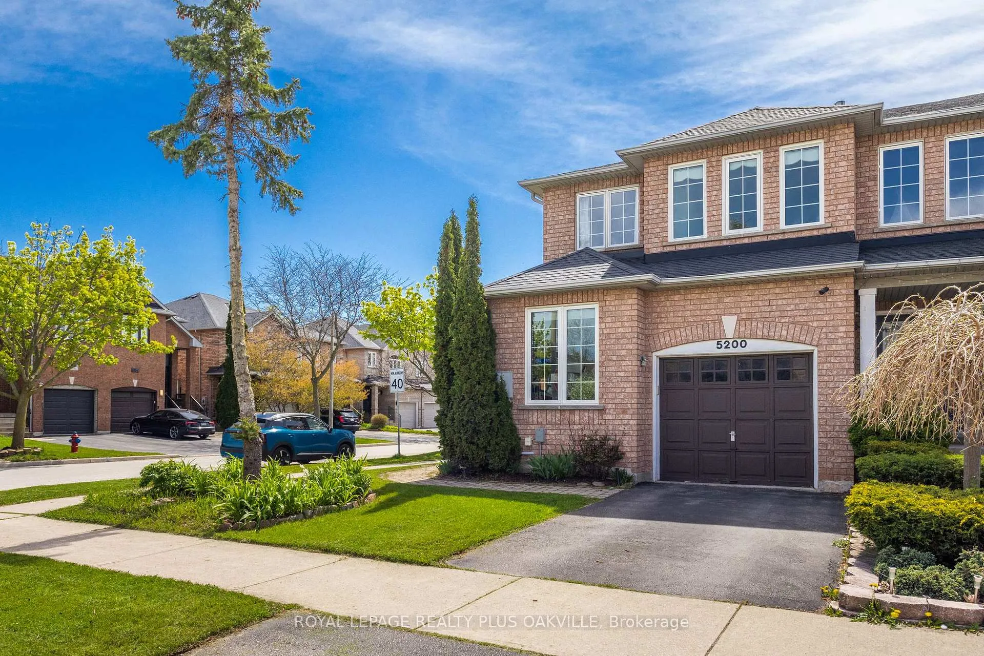Photo 4 of 5200 Des Jardines Drive, Burlington, Uptown — HOMEH